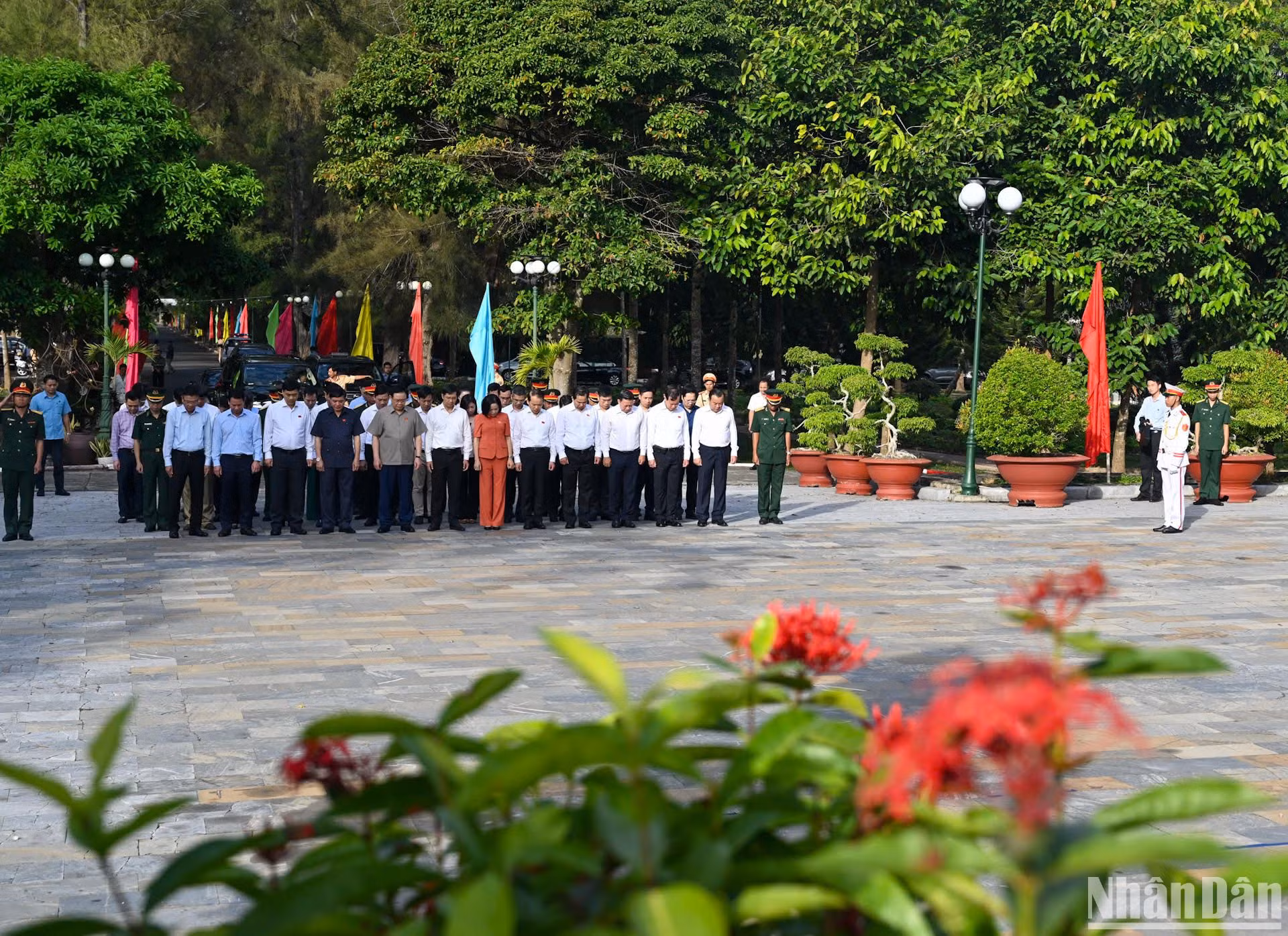 Các đại biểu thành kính tưởng niệm các Anh hùng liệt sĩ.