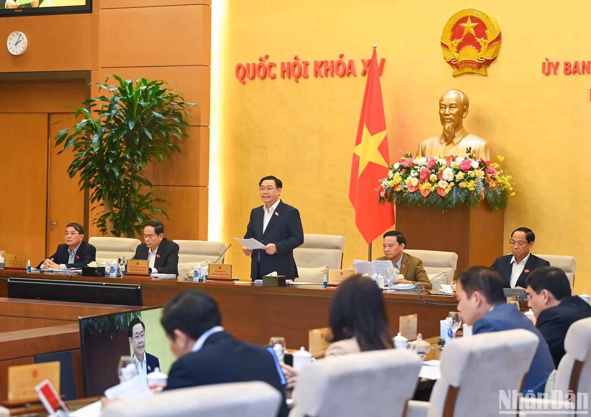Chủ tịch Quốc hội Vương Đình Huệ phát biểu khai mạc, gợi mở các nội dung thảo luận tại phiên họp.