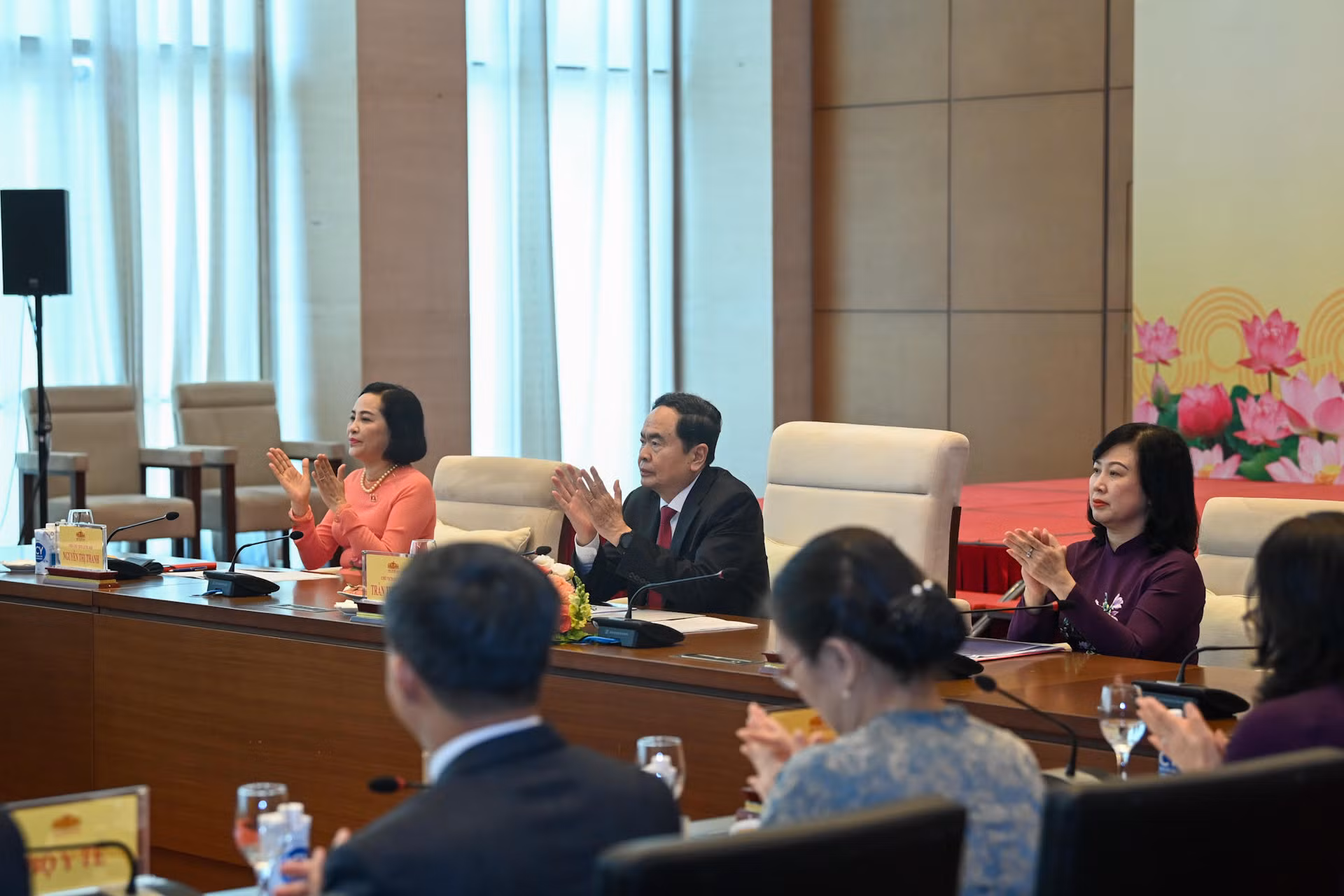 Chủ tịch Quốc hội Trần Thanh Mẫn, Phó Chủ tịch Quốc hội Nguyễn Thị Thanh, Bộ trưởng Y tế Đào Hồng Lan chủ trì cuộc gặp mặt. Chủ tịch Quốc hội Trần Thanh Mẫn, Phó Chủ tịch Quốc hội Nguyễn Thị Thanh, Bộ trưởng Y tế Đào Hồng Lan chủ trì cuộc gặp mặt.