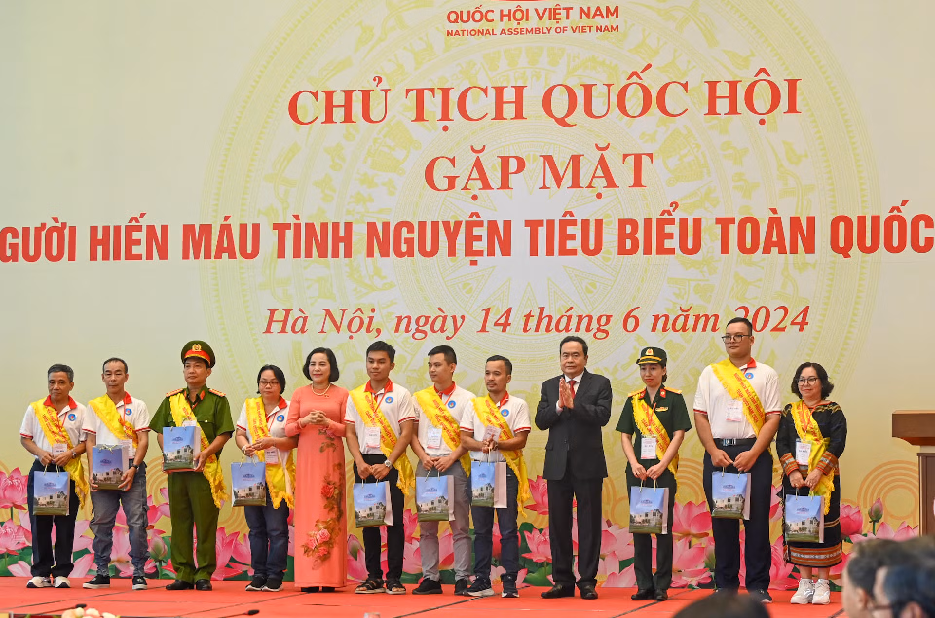 Chủ tịch Quốc hội Trần Thanh Mẫn và Phó Chủ tịch Quốc hội Nguyễn Thị Thanh tặng quà cho các đại biểu người hiến máu tình nguyện tiêu biểu toàn quốc tại cuộc gặp mặt. Chủ tịch Quốc hội Trần Thanh Mẫn và Phó Chủ tịch Quốc hội Nguyễn Thị Thanh tặng quà cho các đại biểu người hiến máu tình nguyện tiêu biểu toàn quốc tại cuộc gặp mặt.