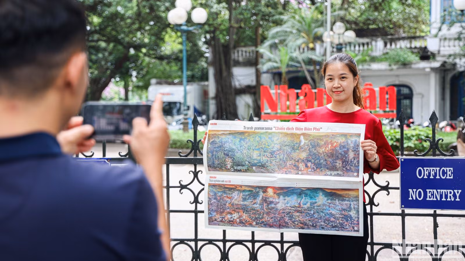 Bạn đọc hào hứng check-in cùng bức tranh panorama "Chiến dịch Điện Biên Phủ" trước trụ sở Báo Nhân Dân.