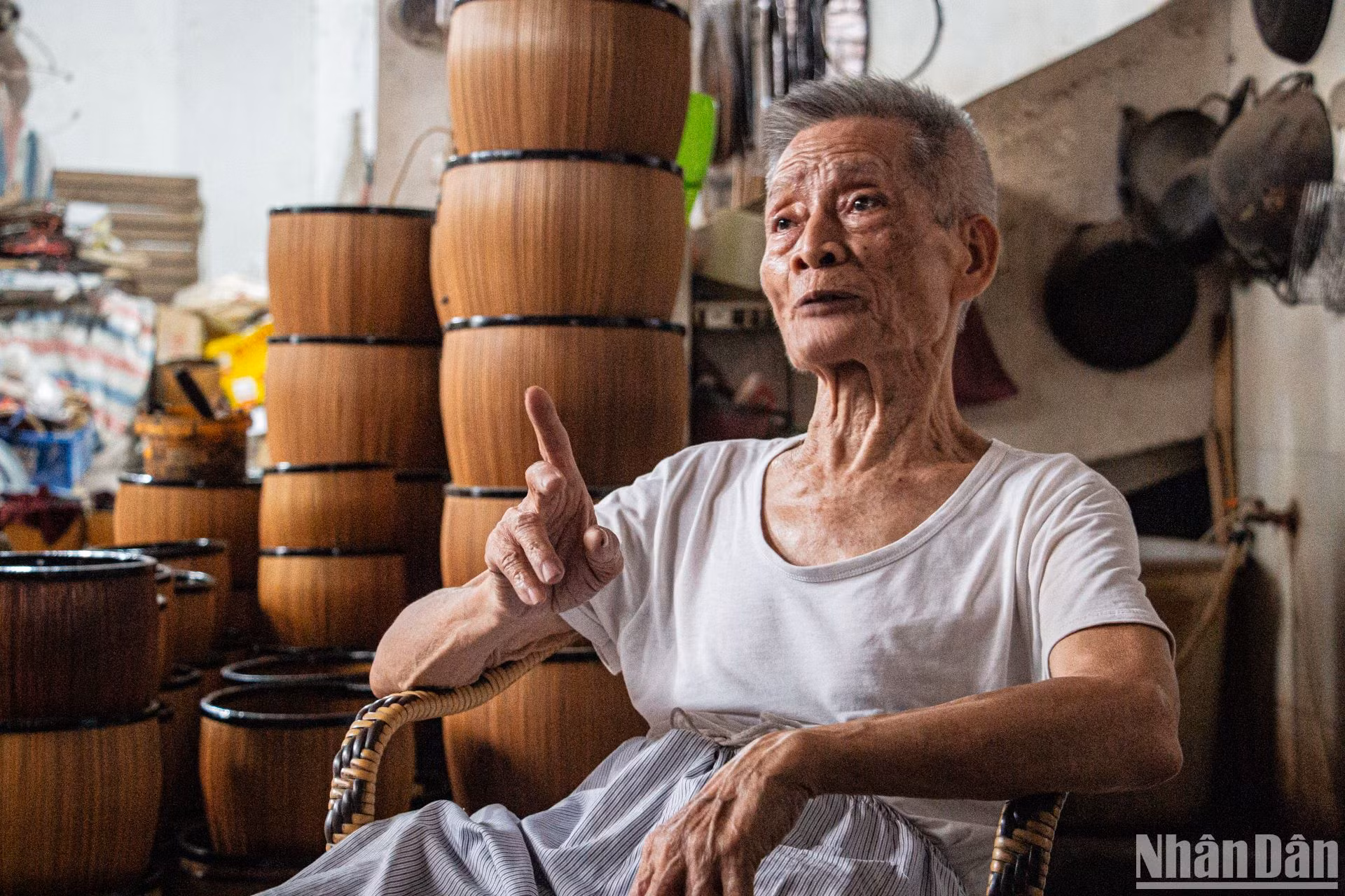 Cách nhà in không xa, chúng tôi tìm gặp cụ Trần Minh Thu, 87 tuổi, là họ hàng gia đình cụ Vương Văn Tịch. Cụ là nhân chứng cho giai đoạn nhạc sĩ Văn Cao in tác phẩm Tiến quân ca trên tờ Độc Lập. Nhớ lại ngày tháng ấy, cụ Thu cho biết, lúc bấy giờ, cụ mới chỉ là cậu bé chừng 7-8 tuổi, thường xuyên sang nhà cô, chú chơi. Nhưng mọi người chỉ được phép qua lại ngoài sân, còn trong nhà thì “nội bất xuất, ngoại bất nhập”. Cách nhà in không xa, chúng tôi tìm gặp cụ Trần Minh Thu, 87 tuổi, là họ hàng gia đình cụ Vương Văn Tịch. Cụ là nhân chứng cho giai đoạn nhạc sĩ Văn Cao in tác phẩm Tiến quân ca trên tờ Độc Lập. Nhớ lại ngày tháng ấy, cụ Thu cho biết, lúc bấy giờ, cụ mới chỉ là cậu bé chừng 7-8 tuổi, thường xuyên sang nhà cô, chú chơi. Nhưng mọi người chỉ được phép qua lại ngoài sân, còn trong nhà thì “nội bất xuất, ngoại bất nhập”.