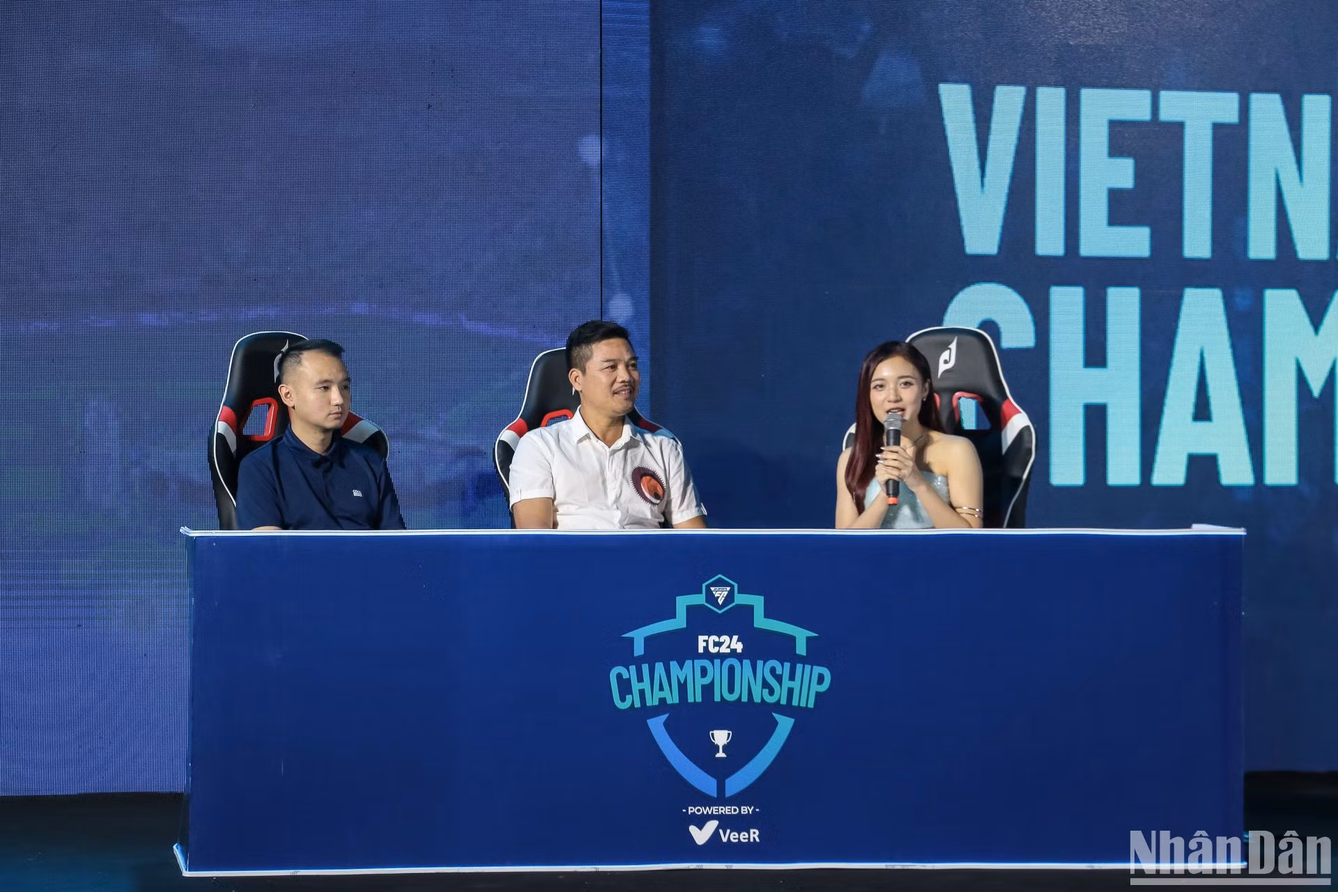 Diễn biến trận đấu được các bình luận viên phân tích một cách thấu đáo. Diễn biến trận đấu được các bình luận viên phân tích một cách thấu đáo.