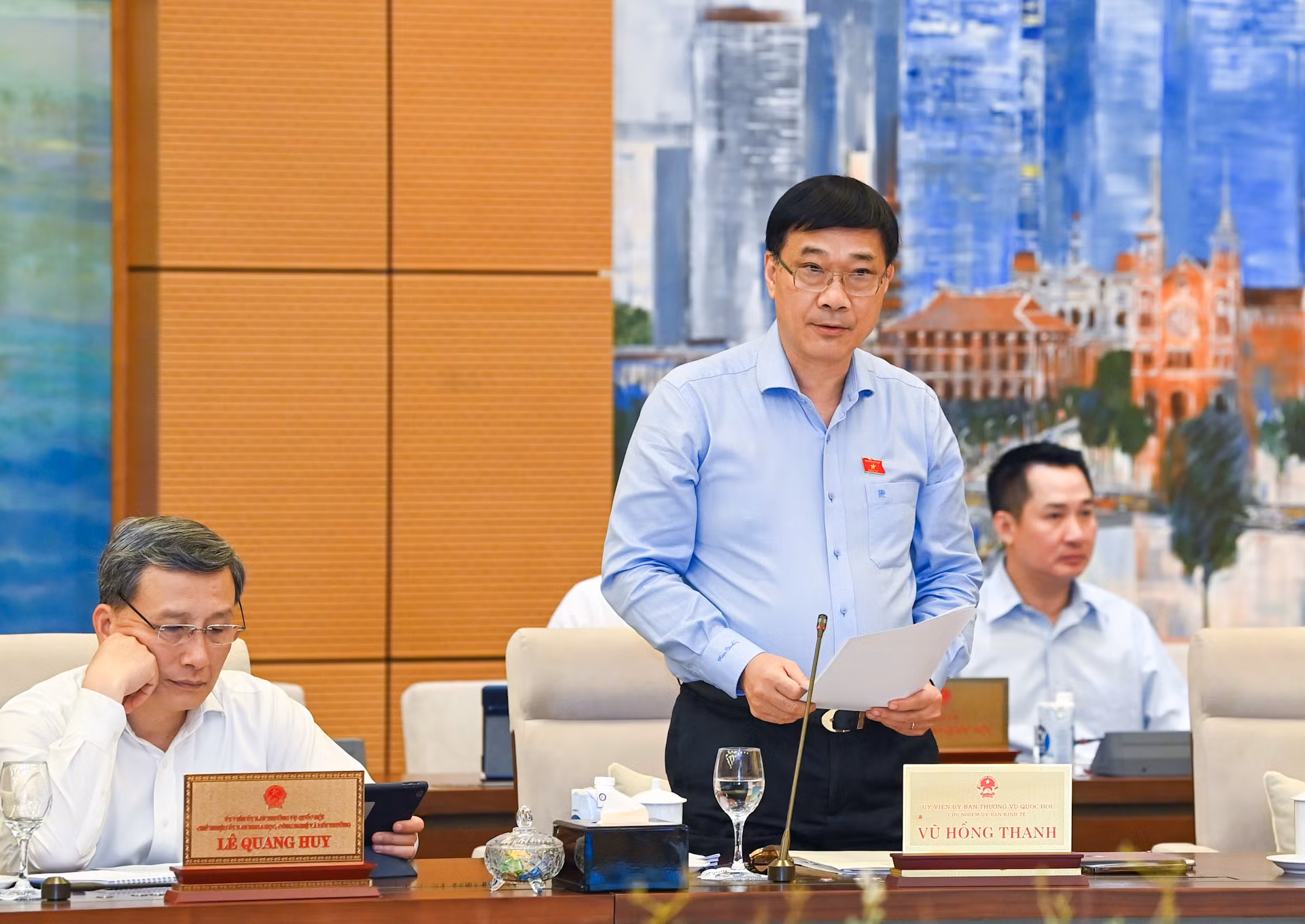 Chủ nhiệm Ủy ban Kinh tế Vũ Hồng Thanh trình bày báo cáo thẩm tra về báo cáo kinh tế-xã hội. Chủ nhiệm Ủy ban Kinh tế Vũ Hồng Thanh trình bày báo cáo thẩm tra về báo cáo kinh tế-xã hội.