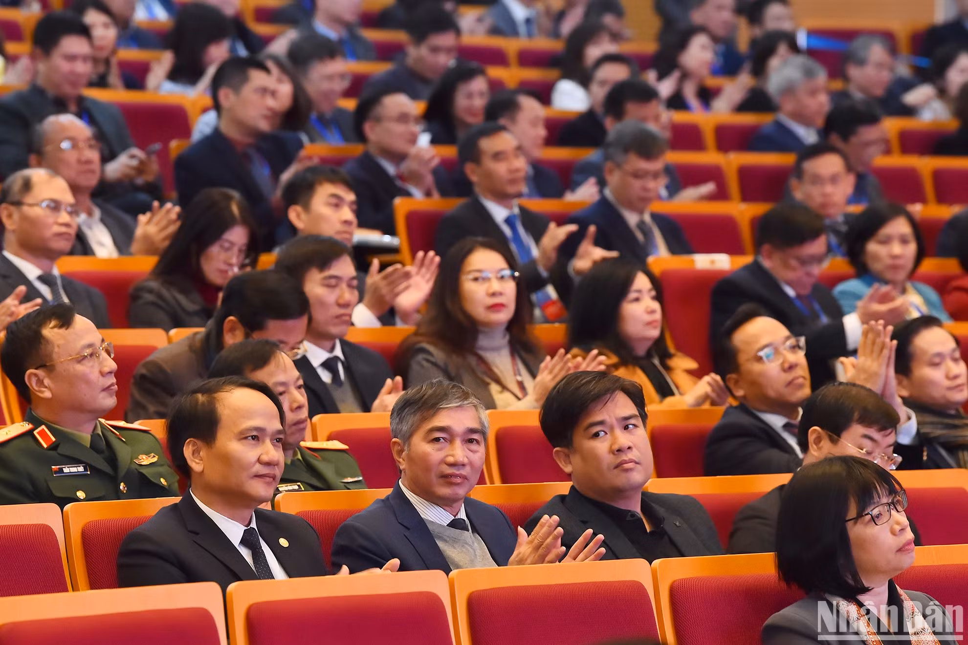 Các Đại sứ, Trưởng các cơ quan đại diện Việt Nam ở nước ngoài, lãnh đạo các đơn vị trực thuộc Bộ Ngoại giao dự phiên họp chiều 22/12.