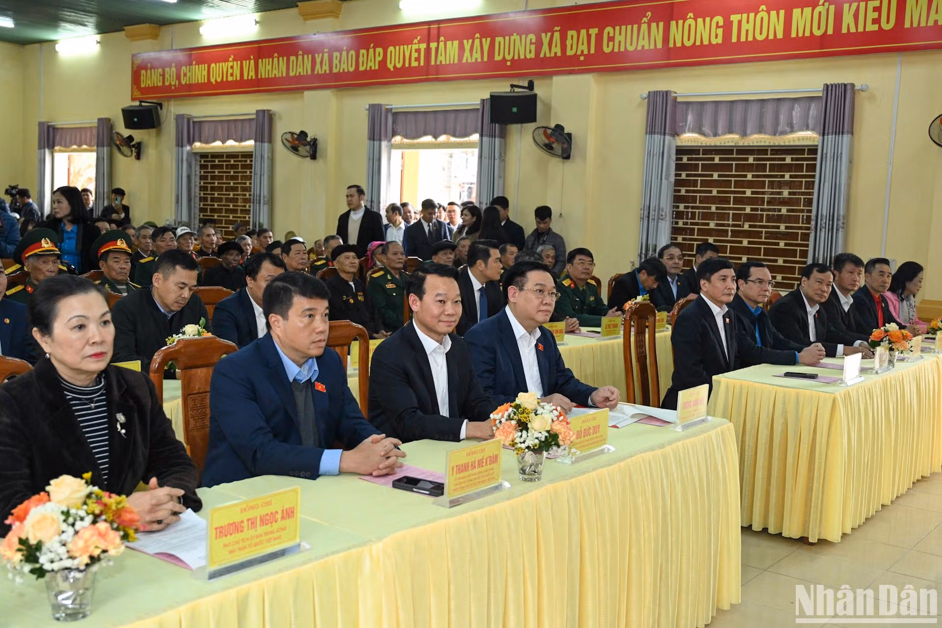 Chủ tịch Quốc hội Vương Đình Huệ và Đoàn công tác Trung ương cùng lãnh đạo tỉnh Yên Bái dự chương trình. Chủ tịch Quốc hội Vương Đình Huệ và Đoàn công tác Trung ương cùng lãnh đạo tỉnh Yên Bái dự chương trình.