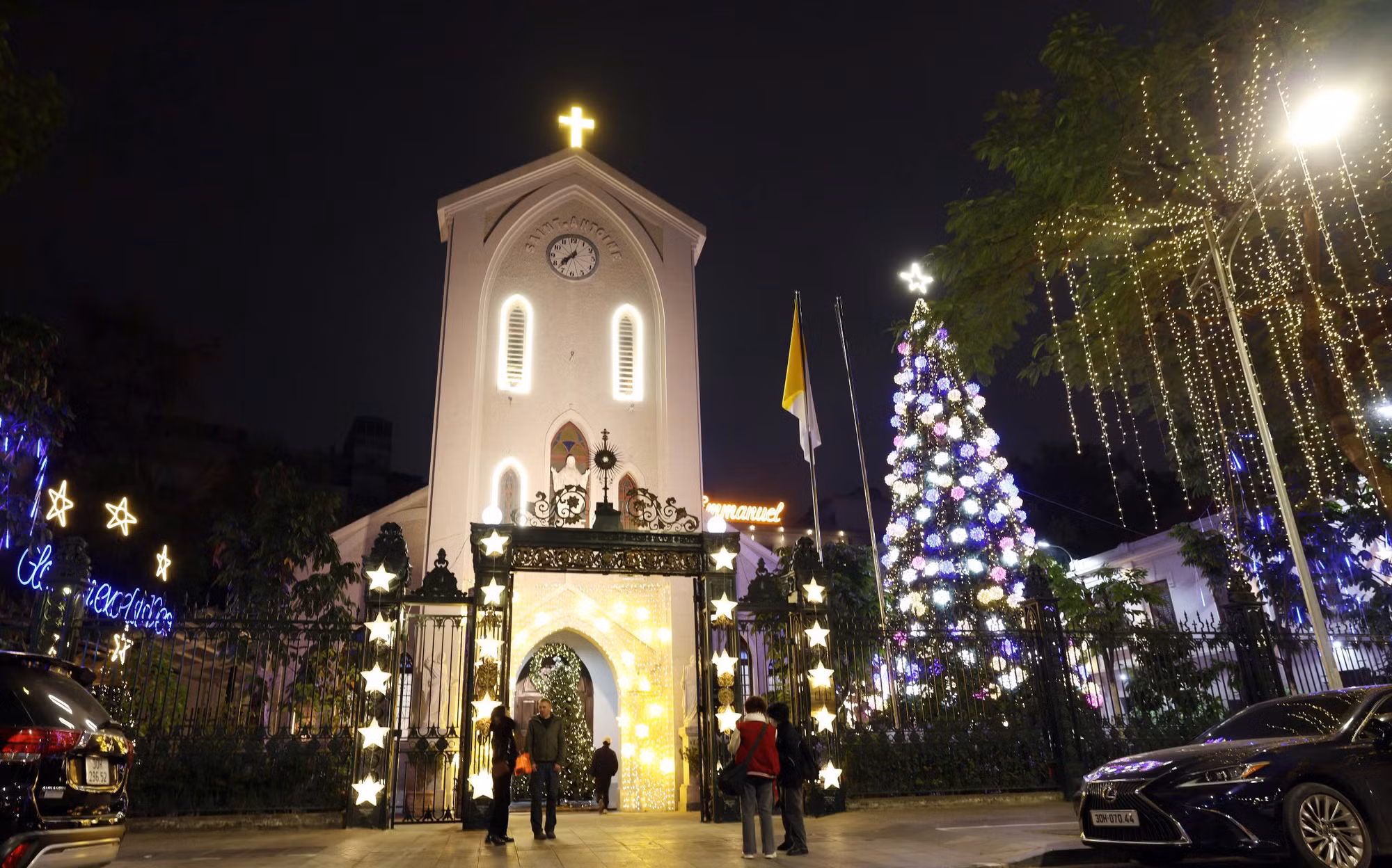 Nhà thờ lấy thánh Antôn thành Padova làm quan thầy, là nhà thờ chính của Giáo xứ Hàm Long, cũng nơi diễn ra các hoạt động sinh hoạt tín ngưỡng của giáo dân Hà Nội. Nhà thờ lấy thánh Antôn thành Padova làm quan thầy, là nhà thờ chính của Giáo xứ Hàm Long, cũng nơi diễn ra các hoạt động sinh hoạt tín ngưỡng của giáo dân Hà Nội.