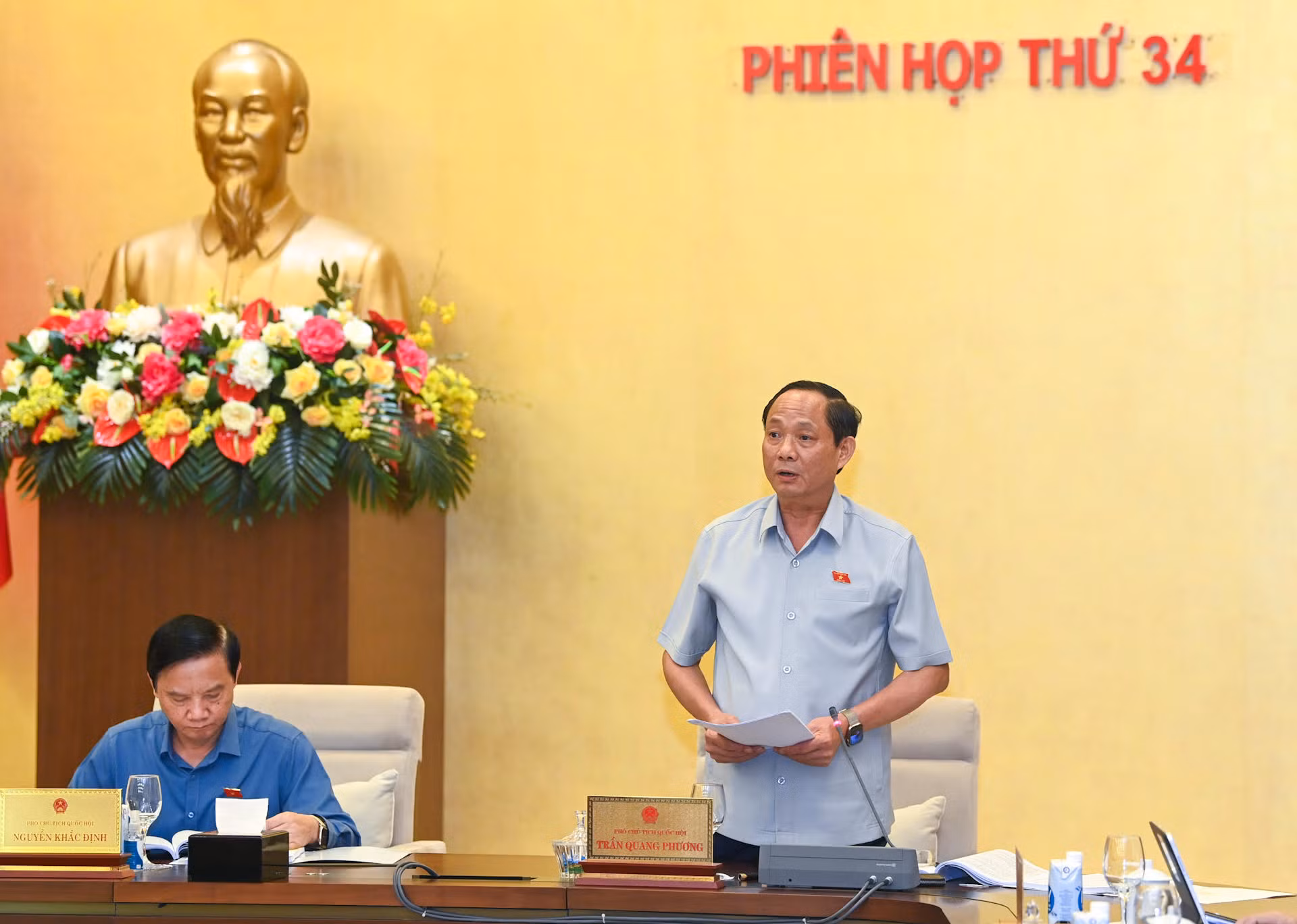 Sau phát biểu khai mạc, Phó Chủ tịch Quốc hội Trần Quang Phương điều hành nội dung cho ý kiến về dự thảo Luật Trật tự an toàn giao thông đường bộ. Sau phát biểu khai mạc, Phó Chủ tịch Quốc hội Trần Quang Phương điều hành nội dung cho ý kiến về dự thảo Luật Trật tự an toàn giao thông đường bộ.