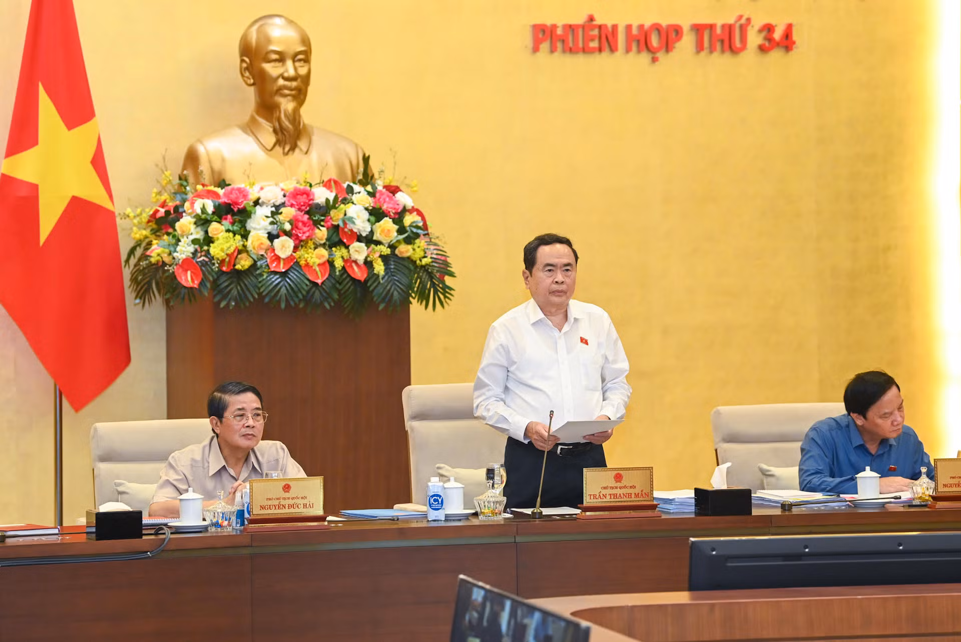 Chủ tịch Quốc hội Trần Thanh Mẫn phát biểu khai mạc phiên họp. Chủ tịch Quốc hội Trần Thanh Mẫn phát biểu khai mạc phiên họp.