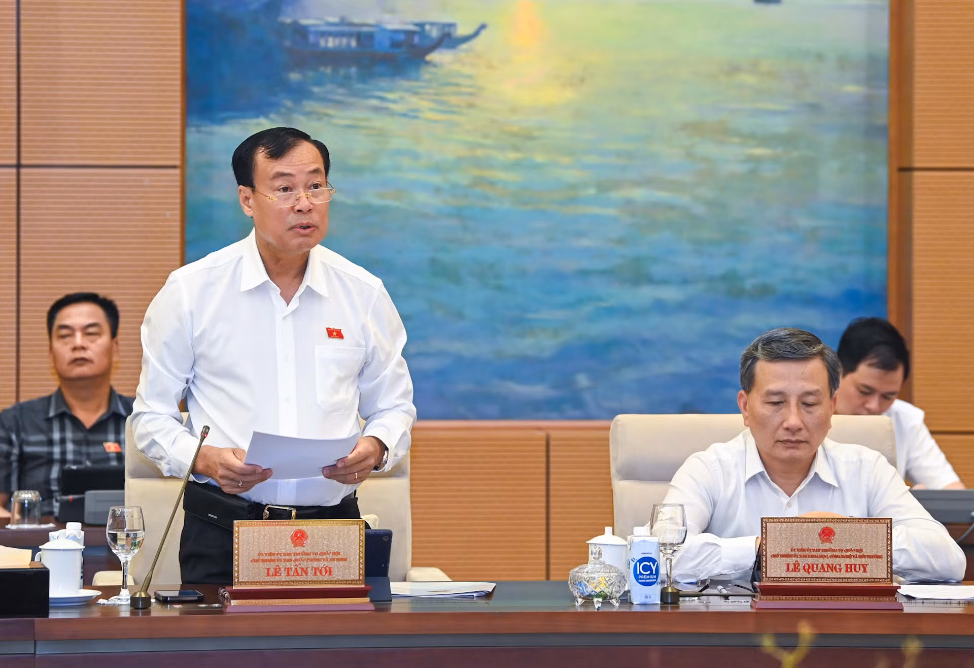 Chủ nhiệm Ủy ban Quốc phòng và An ninh Lê Tấn Tới báo cáo về vấn đề xin ý kiến Ủy ban Thường vụ Quốc hội. Chủ nhiệm Ủy ban Quốc phòng và An ninh Lê Tấn Tới báo cáo về vấn đề xin ý kiến Ủy ban Thường vụ Quốc hội.