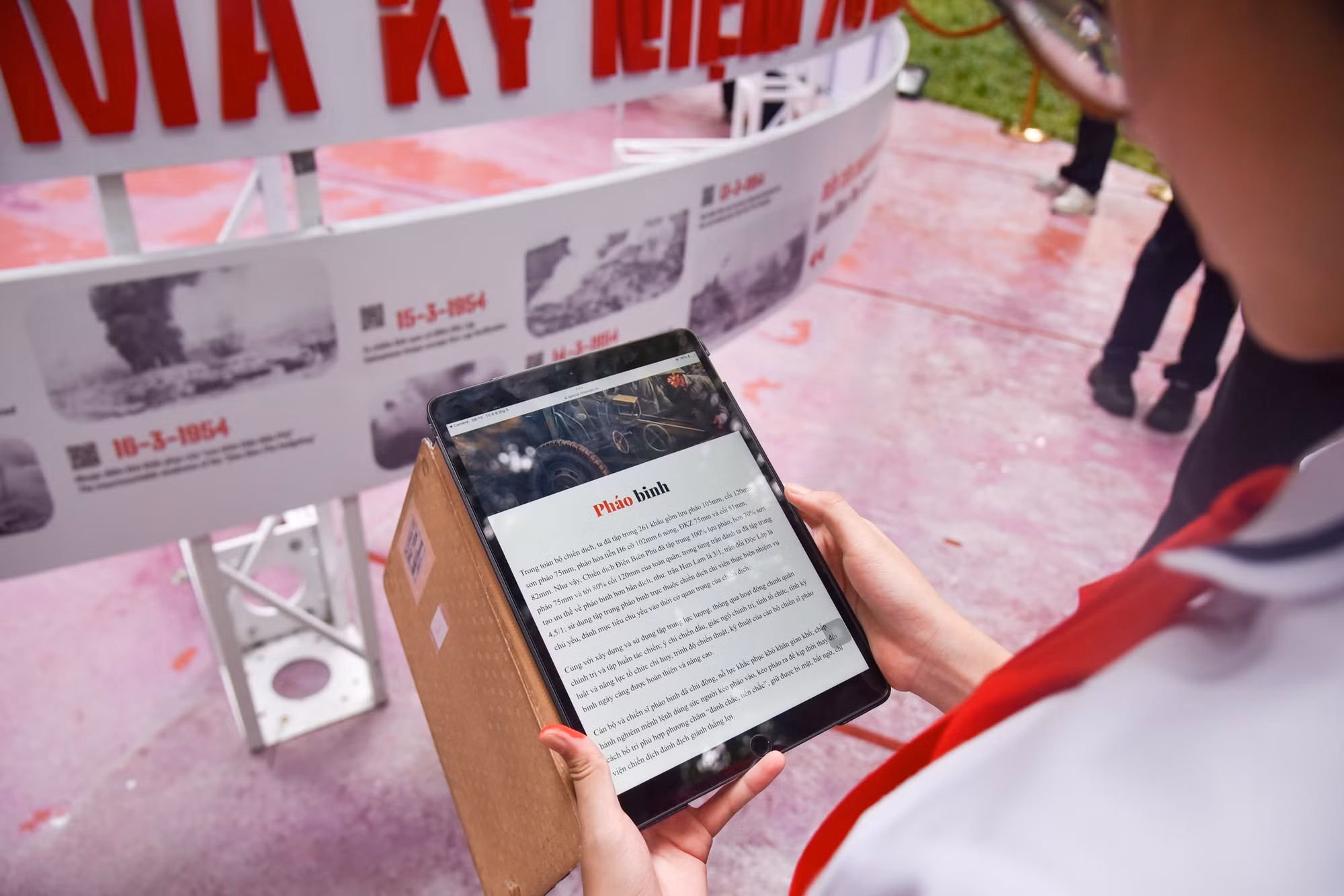 Quét mã QR đặt trên các điểm của bức tranh, học sinh sẽ được cung cấp đầy đủ những nội dung liên quan về Chiến dịch Điện Biên Phủ. Quét mã QR đặt trên các điểm của bức tranh, học sinh sẽ được cung cấp đầy đủ những nội dung liên quan về Chiến dịch Điện Biên Phủ.