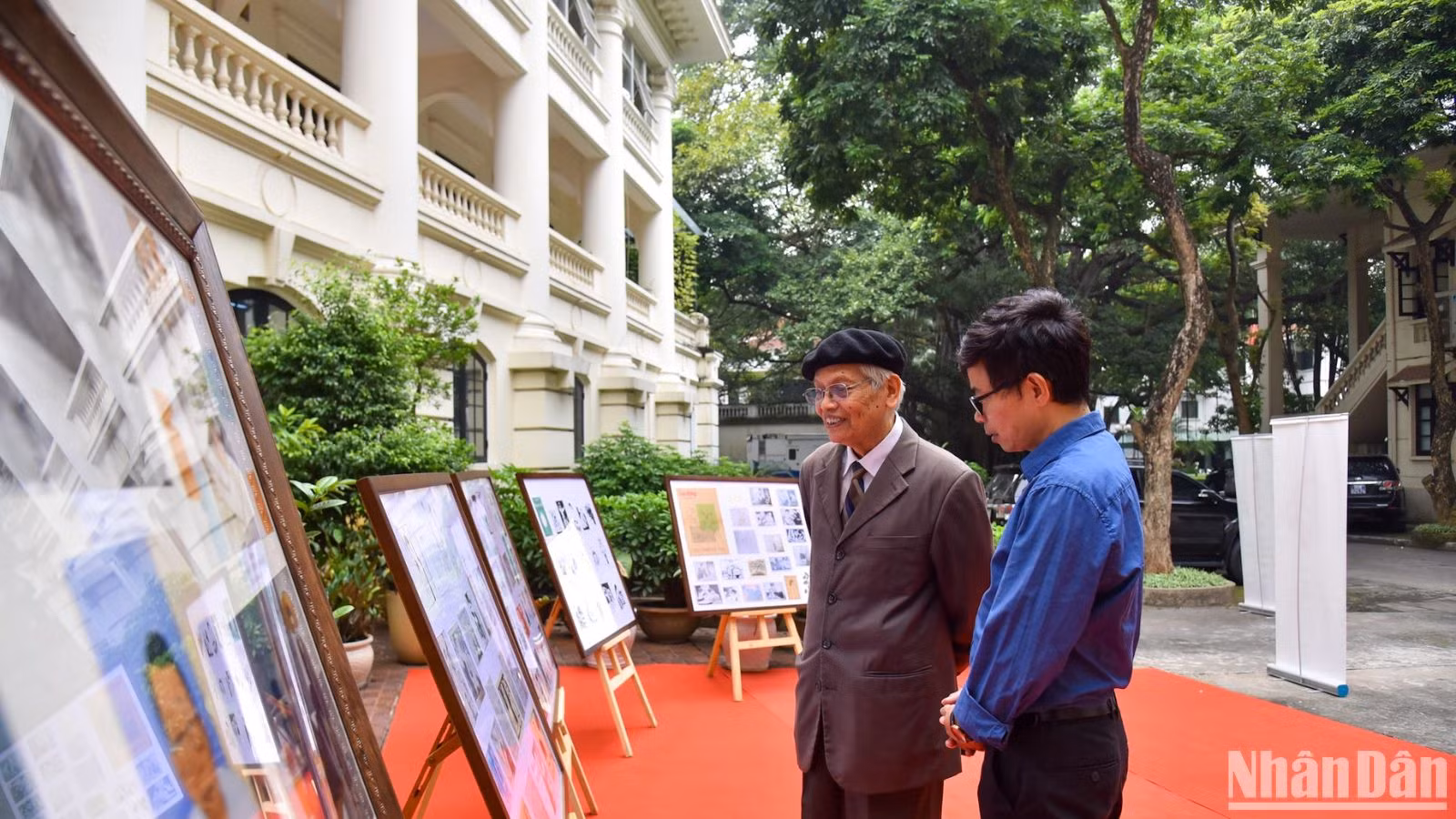 Triển lãm trưng bày các tác phẩm minh họa sách, báo và tranh sơn dầu của Văn Cao thu hút những người luôn yêu mến và thán phục tài năng của ông đến tham quan. Triển lãm trưng bày các tác phẩm minh họa sách, báo và tranh sơn dầu của Văn Cao thu hút những người luôn yêu mến và thán phục tài năng của ông đến tham quan.