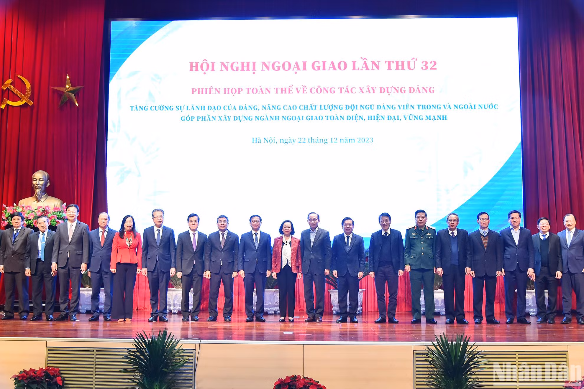 Thường trực Ban Bí thư Trương Thị Mai cùng các đồng chí lãnh đạo Đảng, Nhà nước, Bộ Ngoại giao, các Đại sứ, trưởng các cơ quan đại diện Việt Nam ở nước ngoài tại phiên họp.