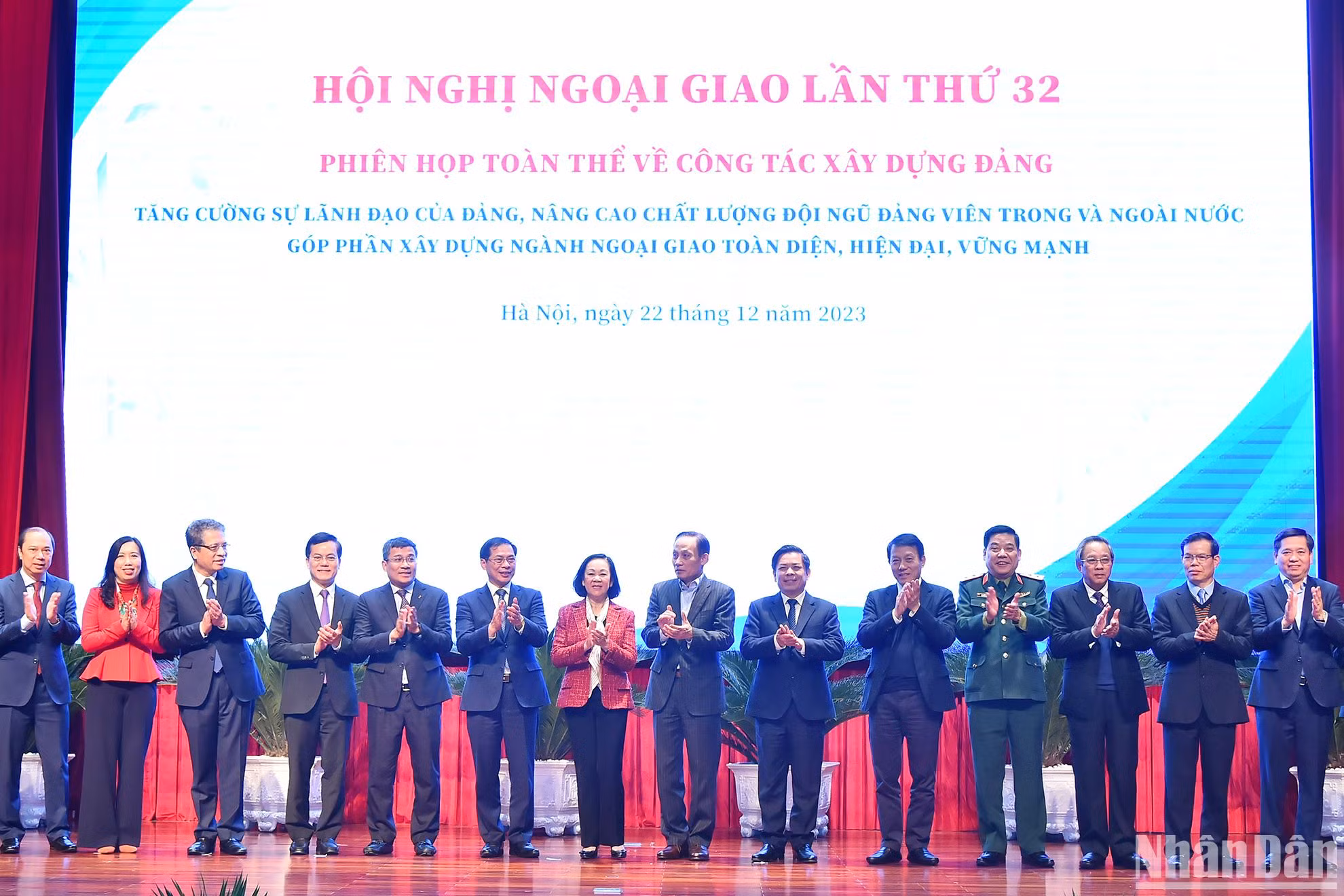 Thường trực Ban Bí thư Trương Thị Mai cùng các đồng chí lãnh đạo Đảng, Nhà nước, Bộ Ngoại giao, các Đại sứ, Trưởng các cơ quan đại diện Việt Nam ở nước ngoài tại phiên họp.