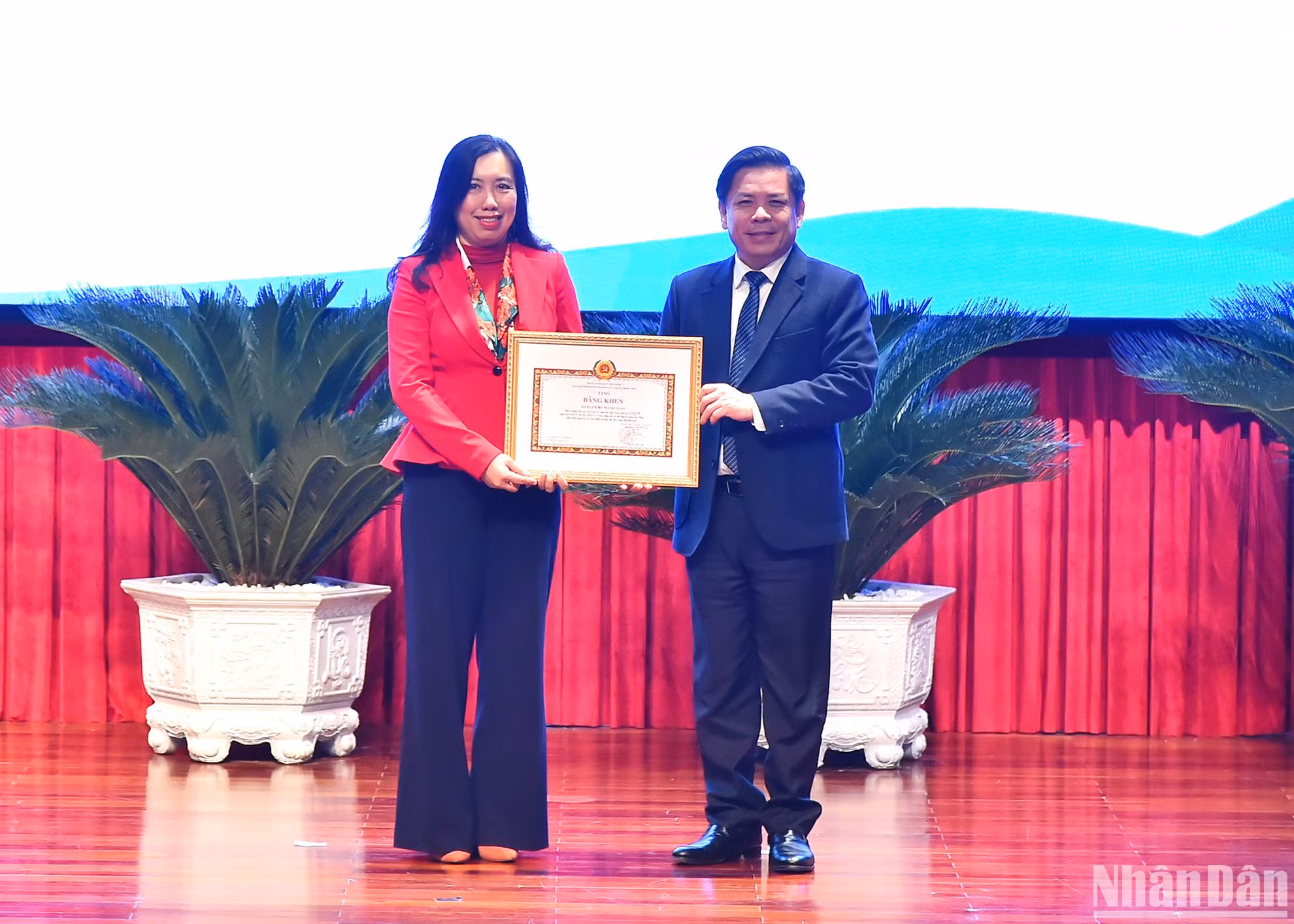 Bí thư Đảng ủy Khối các cơ quan Trung ương Nguyễn Văn Thể trao bằng khen tặng Đảng uỷ Bộ Ngoại giao tại phiên họp.