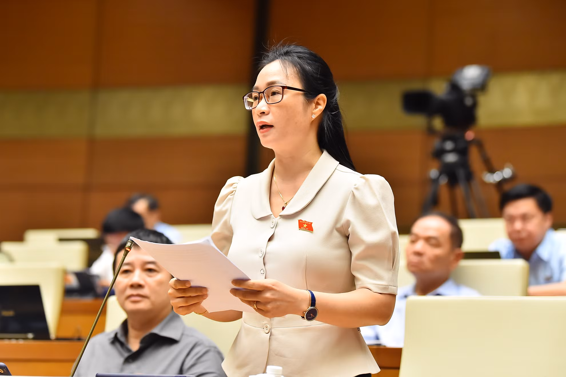 Đại biểu Quốc hội tỉnh Đắk Nông Trần Thị Thu Hằng phát biểu ý kiến thảo luận tại hội trường.