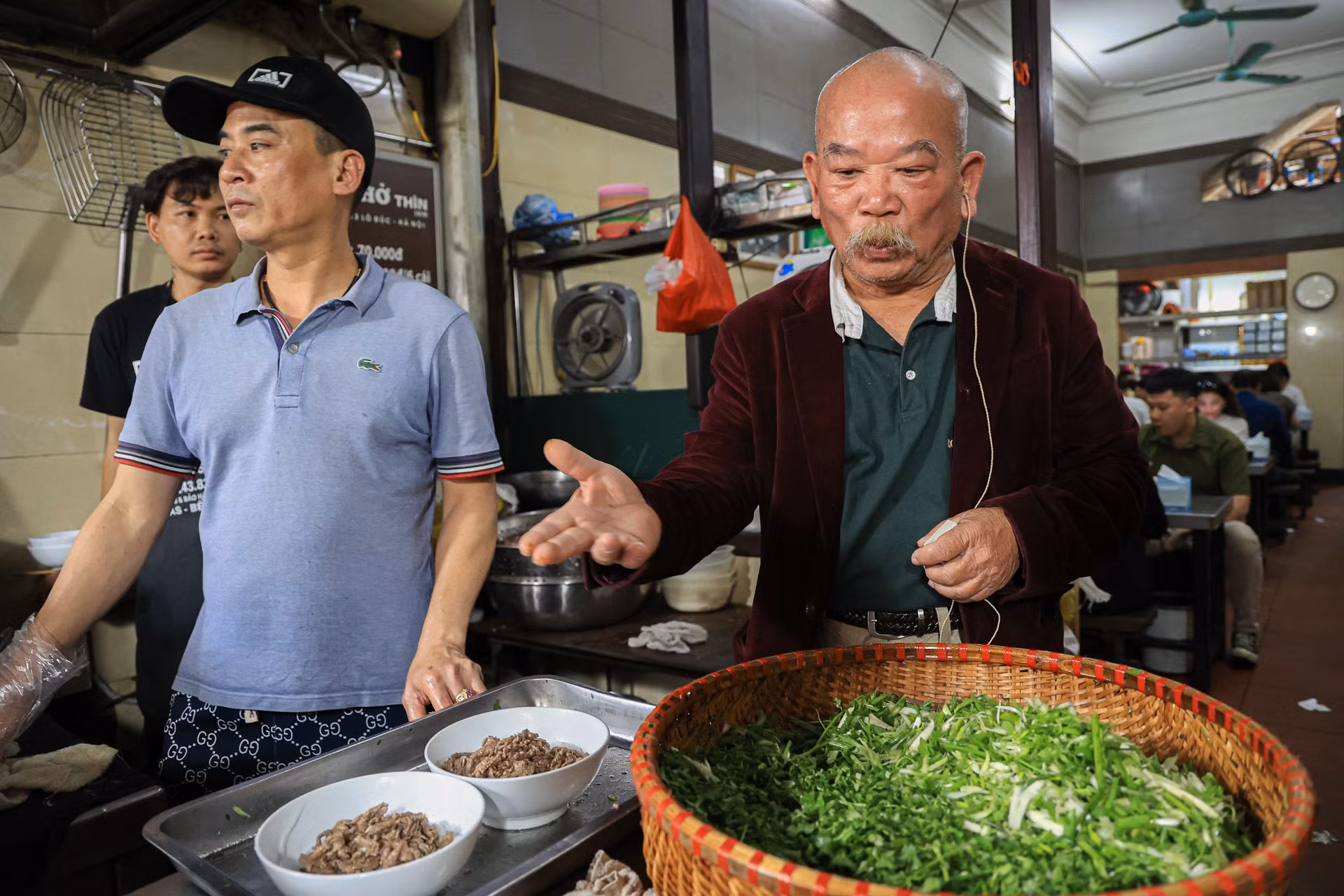 Ông Nguyễn Trọng Thìn (bên phải), chủ thương hiệu Phở Thìn 13 Lò Đúc chia sẻ về cách chọn nguyên liệu.