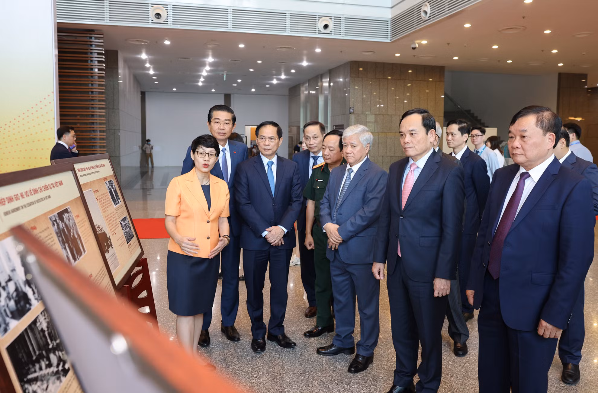 Chủ tịch Ủy ban Trung ương Mặt trận Tổ quốc Việt Nam Đỗ Văn Chiến, Trưởng Ban Đối ngoại Trung ương Lê Hoài Trung, Phó Thủ tướng Trần Lưu Quang cùng các đại biểu tham quan triển lãm bên lề Lễ kỷ niệm.