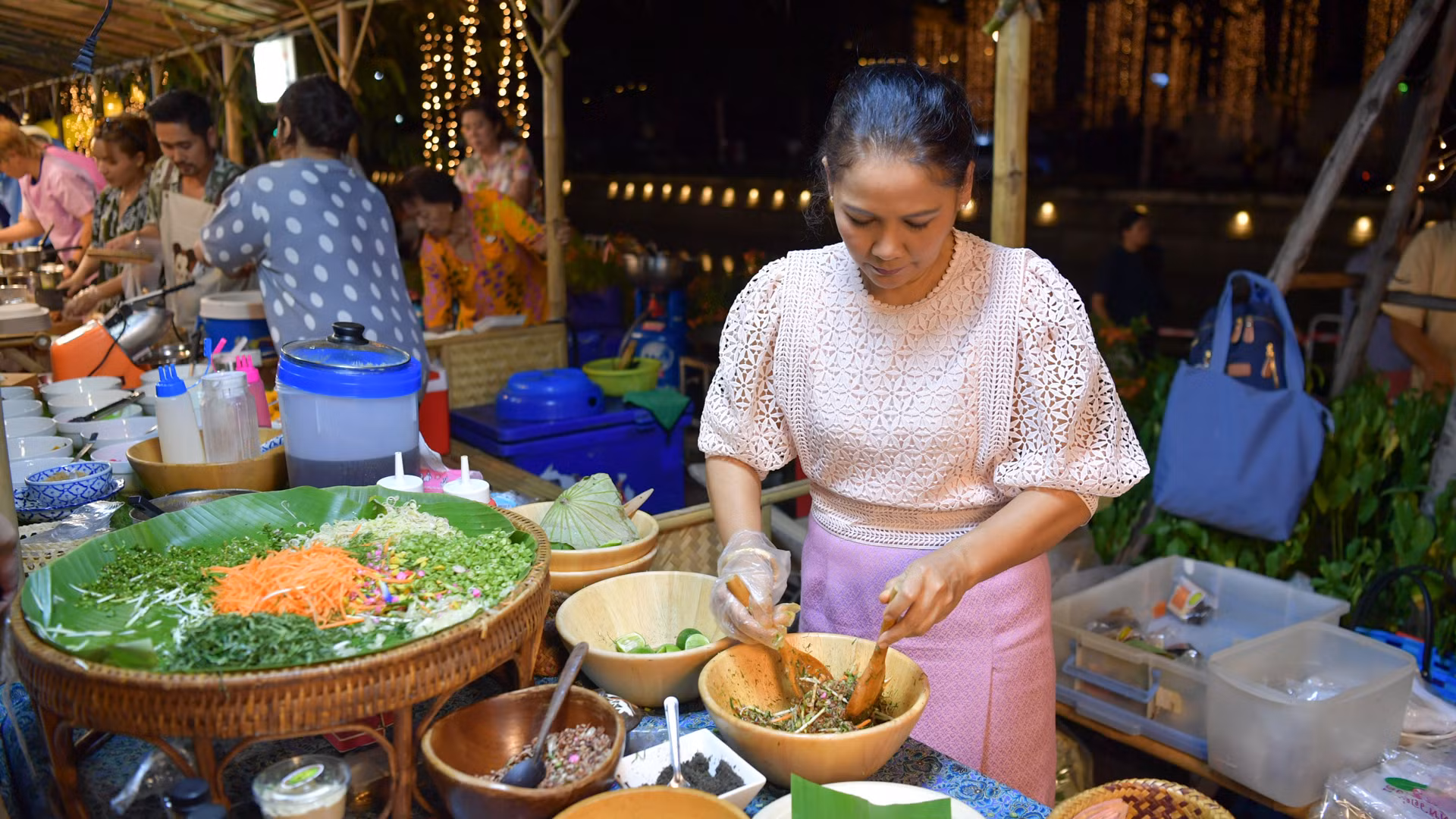 Lễ hội Loy Krathong cũng là dịp để du khách có thể thưởng thức ẩm thực đường phố nổi tiếng của Thái Lan. TAT ước tính, có khoảng 2,04 triệu khách du lịch nội địa tham dự lễ hội Loy Krathong năm nay, tạo ra khoản doanh thu khoảng 6,1 tỷ baht, tăng 10% so với doanh thu trong lễ hội này năm 2022. Lễ hội Loy Krathong cũng là dịp để du khách có thể thưởng thức ẩm thực đường phố nổi tiếng của Thái Lan. TAT ước tính, có khoảng 2,04 triệu khách du lịch nội địa tham dự lễ hội Loy Krathong năm nay, tạo ra khoản doanh thu khoảng 6,1 tỷ baht, tăng 10% so với doanh thu trong lễ hội này năm 2022.