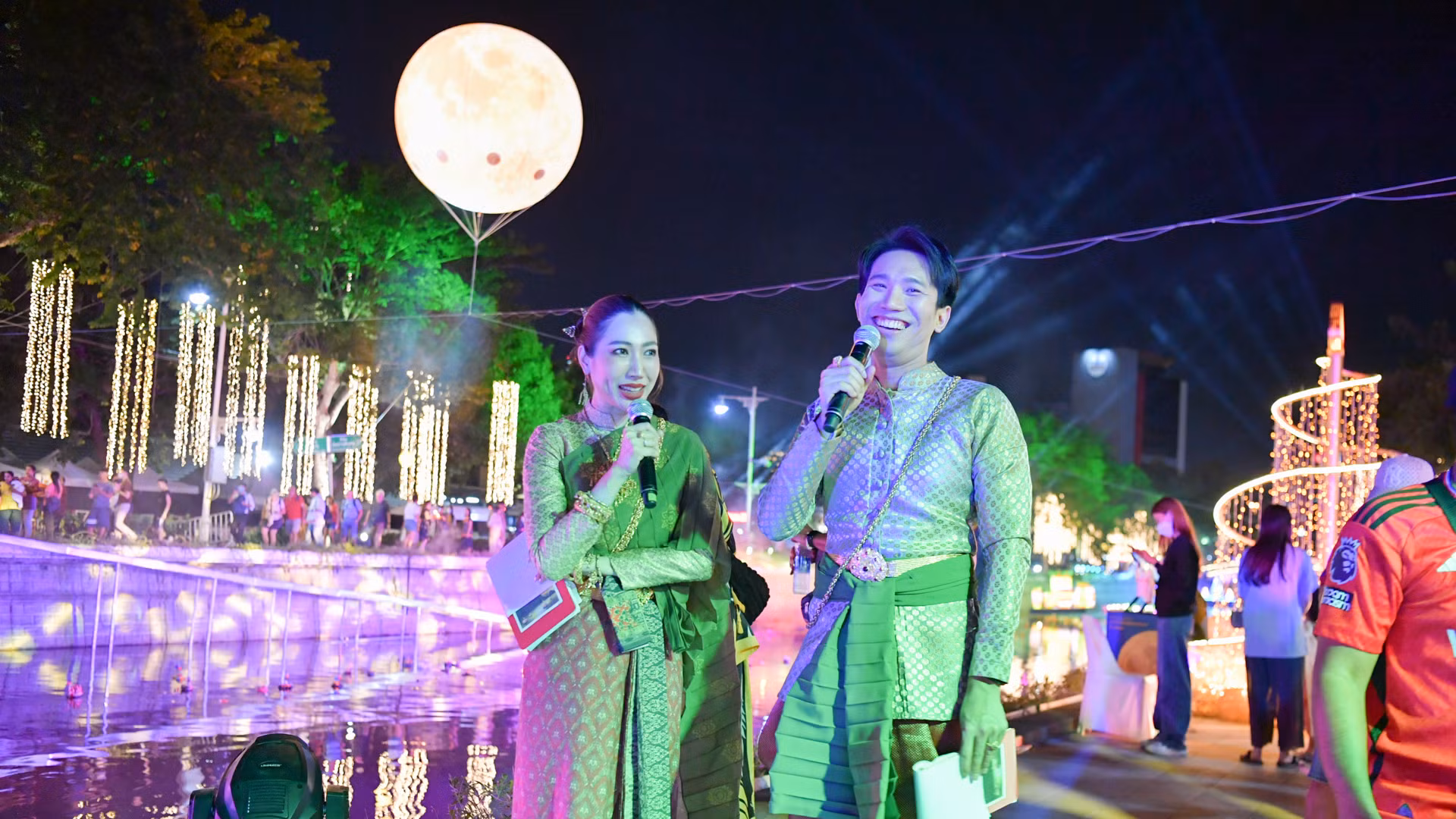Tại thủ đô Bangkok, chính quyền thông báo mở 34 công viên công cộng đến nửa đêm để người dân và du khách có thể tận hưởng trọn vẹn lễ hội Loy Krathong. Tại thủ đô Bangkok, chính quyền thông báo mở 34 công viên công cộng đến nửa đêm để người dân và du khách có thể tận hưởng trọn vẹn lễ hội Loy Krathong.