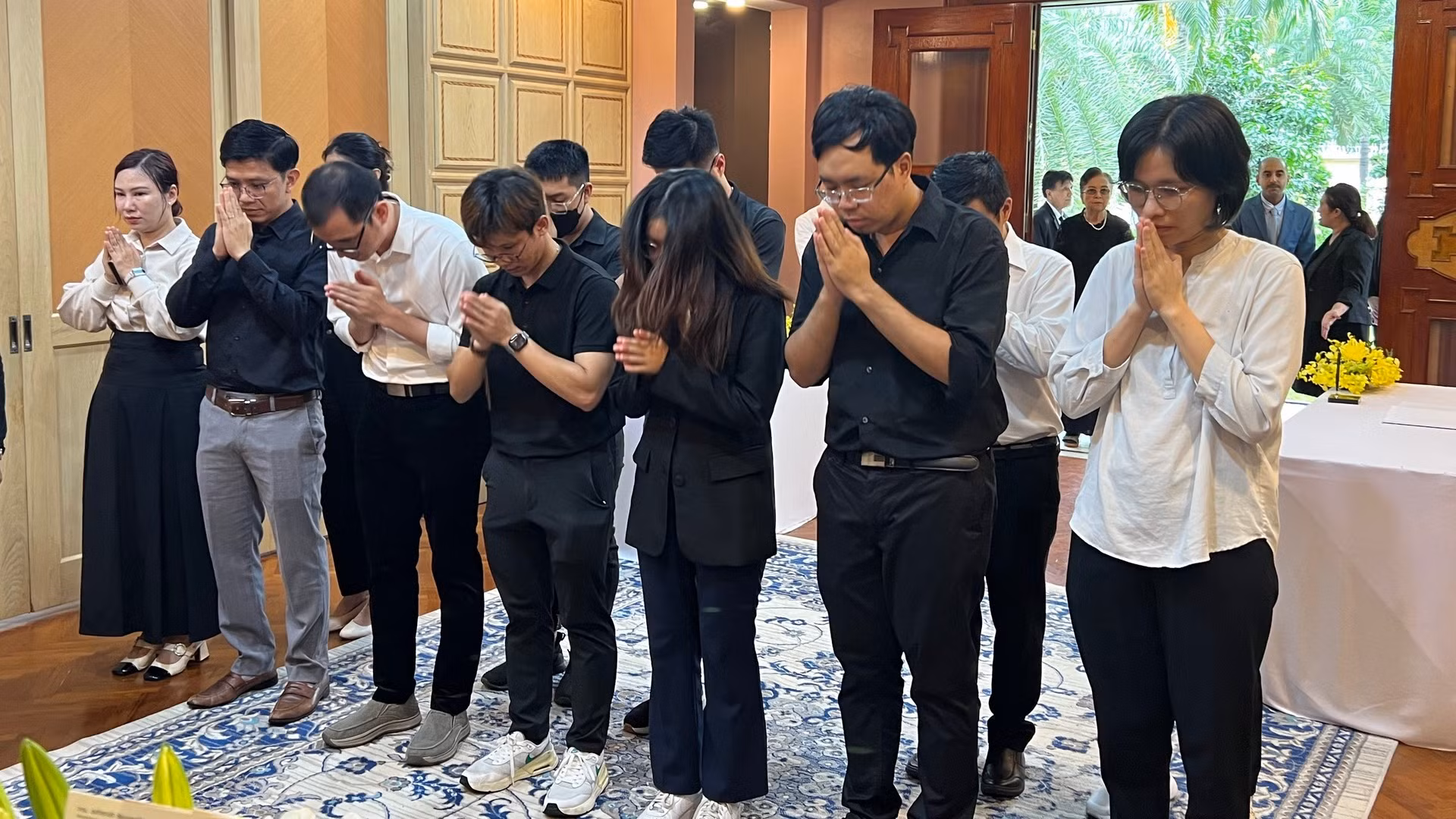 Tập thể lưu học sinh Việt Nam tại Thái Lan trang trọng viết: "Cảm ơn bác đã dành cuộc đời vì đất nước, vì dân, vì Việt Nam thân yêu. Chúng con thật sự kính trọng và ngưỡng mộ sâu sắc lý tưởng sống của bác, đã lan toả thật nhiều đến thế hệ trẻ chúng con". Tập thể lưu học sinh Việt Nam tại Thái Lan trang trọng viết: "Cảm ơn bác đã dành cuộc đời vì đất nước, vì dân, vì Việt Nam thân yêu. Chúng con thật sự kính trọng và ngưỡng mộ sâu sắc lý tưởng sống của bác, đã lan toả thật nhiều đến thế hệ trẻ chúng con".