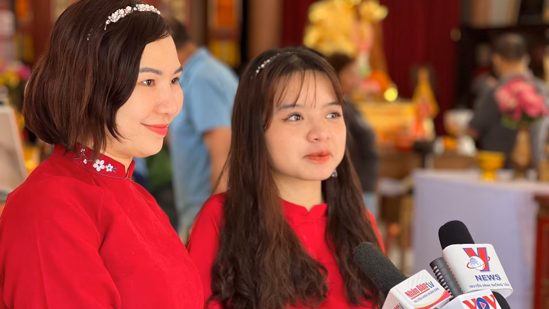 Bạn Bùi Thị Thu Hường (bên phải) hiện là sinh viên Đại học Kasetsart cho biết rất vui khi được cùng các cô bác kiều bào trang trí, bày biện mâm lễ cúng Phật. Bạn Phạm Thúy Hoàng (bên trái), nghiên cứu sinh tại Trường Đại học Mahidol chia sẻ niềm hạnh phúc được gặp các cô chú người Việt và các bạn du học sinh: “Đây là dịp lễ lớn ở Việt Nam. Em cũng đến dâng hương và cầu chúc cho tất cả mọi người đều được bình an và mọi việc thuận lợi. Các bạn học sinh sẽ đạt được những thành tích tốt nhất”.