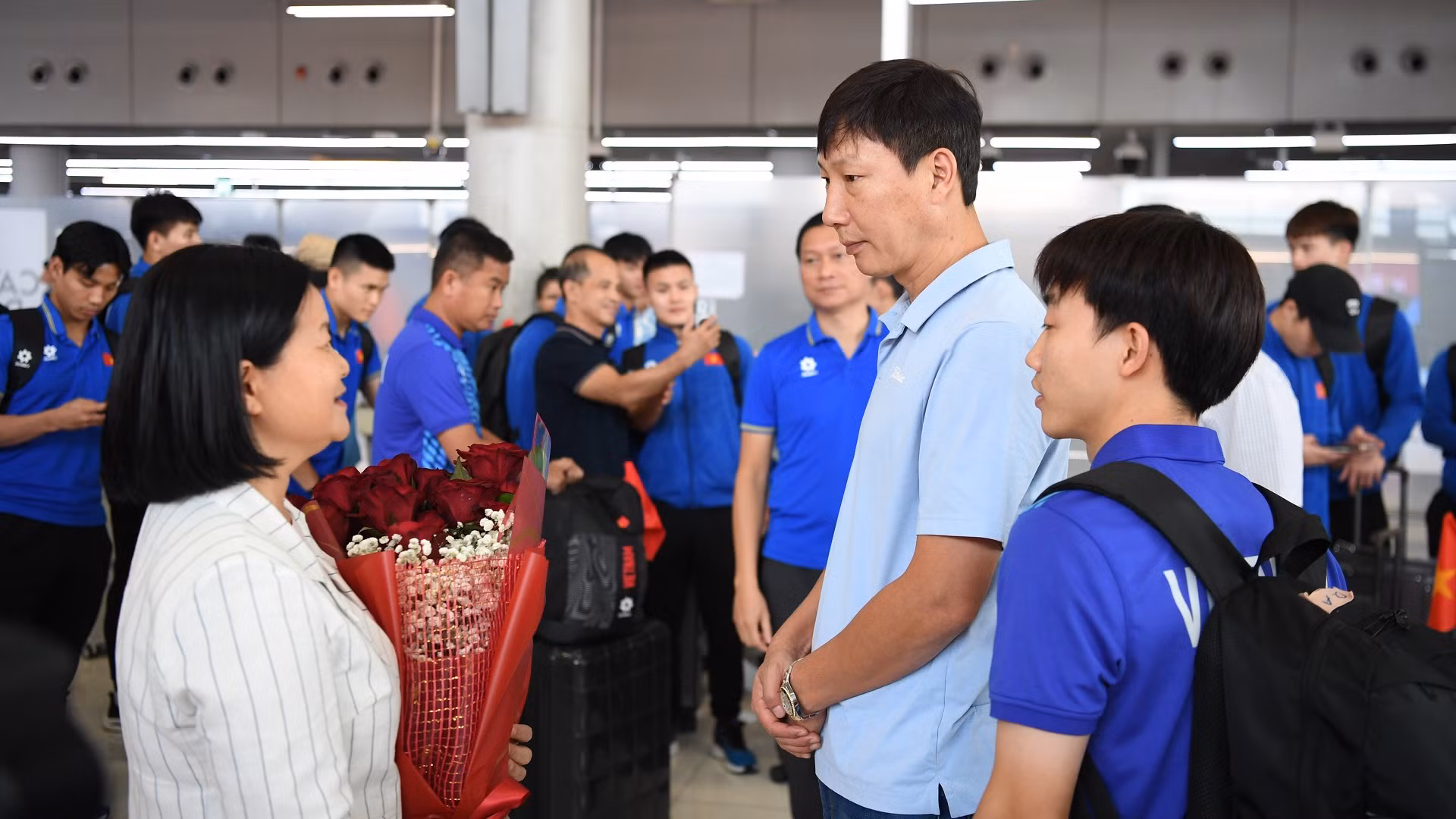 Tham tán công sứ Bùi Thị Huệ thay mặt Đại sứ quán Việt Nam tại Thái Lan tặng hoa huấn luyện viên Kim Sang-sik và các cầu thủ. Tham tán công sứ Bùi Thị Huệ thay mặt Đại sứ quán Việt Nam tại Thái Lan tặng hoa huấn luyện viên Kim Sang-sik và các cầu thủ.