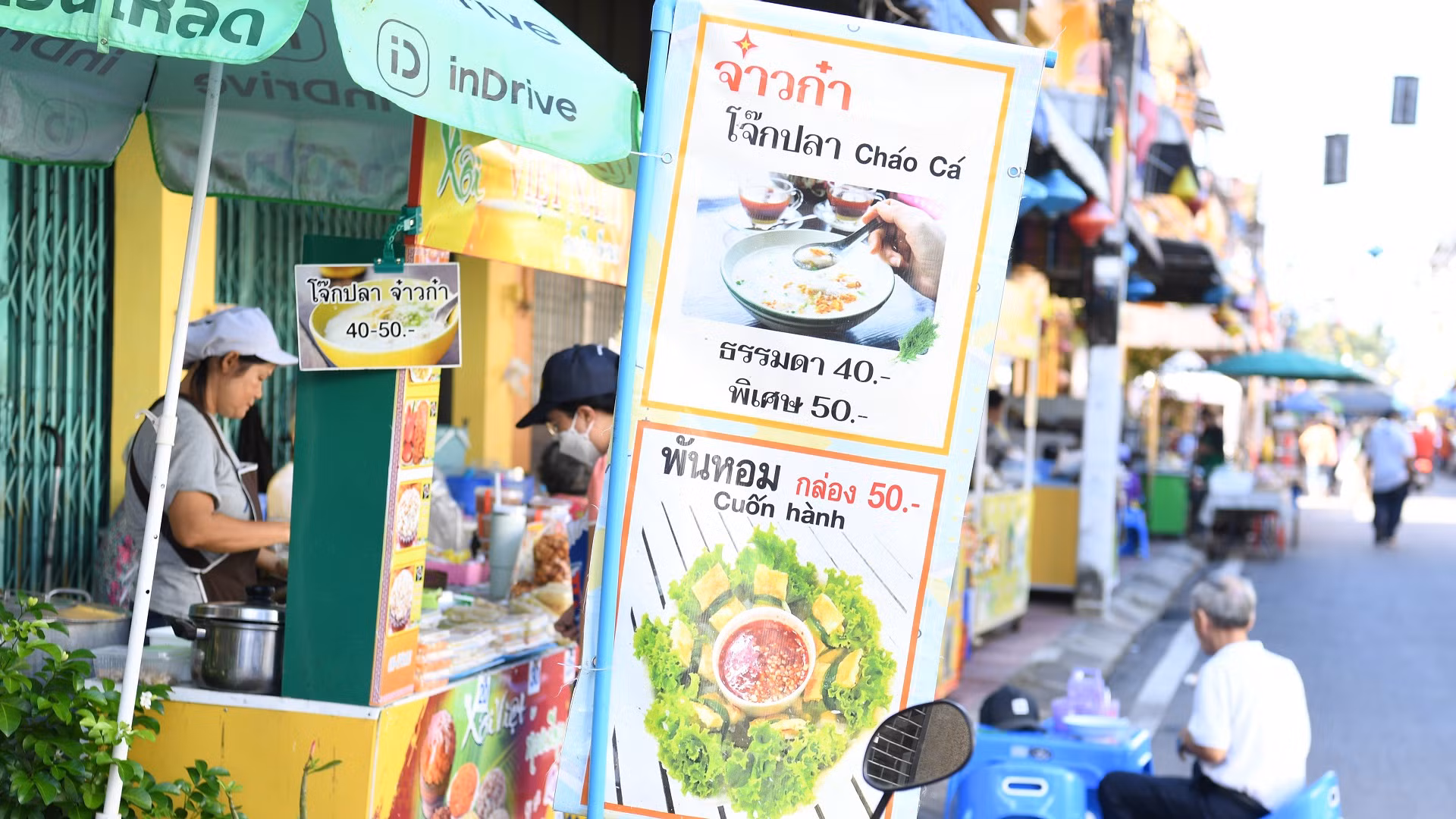 Các biển hiệu đều được in song ngữ Thái-Việt.