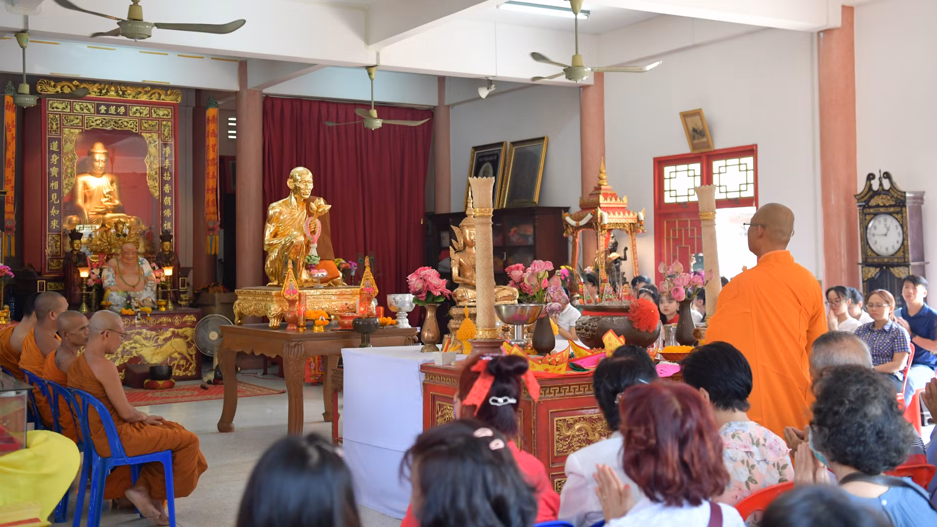 Chùa Cảnh Phước ở thủ đô Bangkok của Thái Lan hôm nay đông vui hơn thường lệ khi kiều bào cùng tới đây để dự lễ cầu an Tết Thượng nguyên.