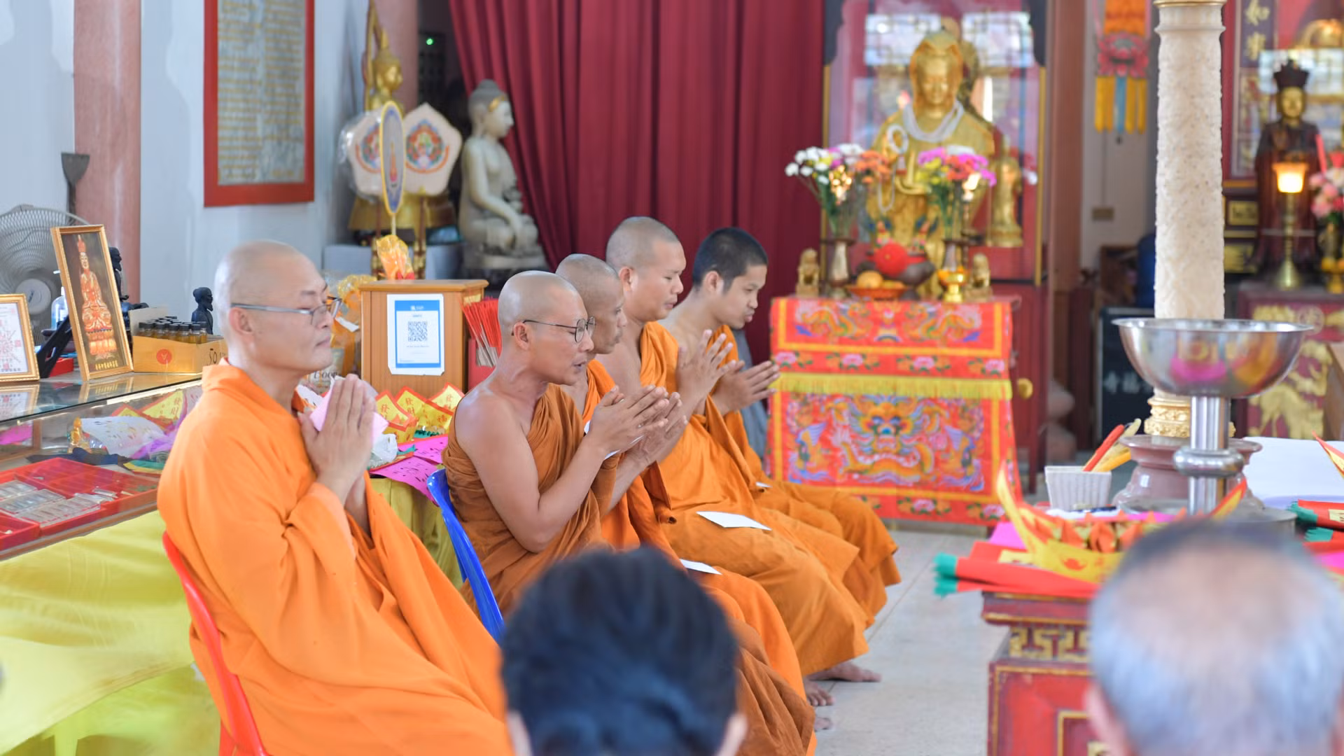 Bà con kiều bào vui mừng khi buổi lễ cầu an, chúc phước hôm nay được các nhà sư trân trọng và ủng hộ.