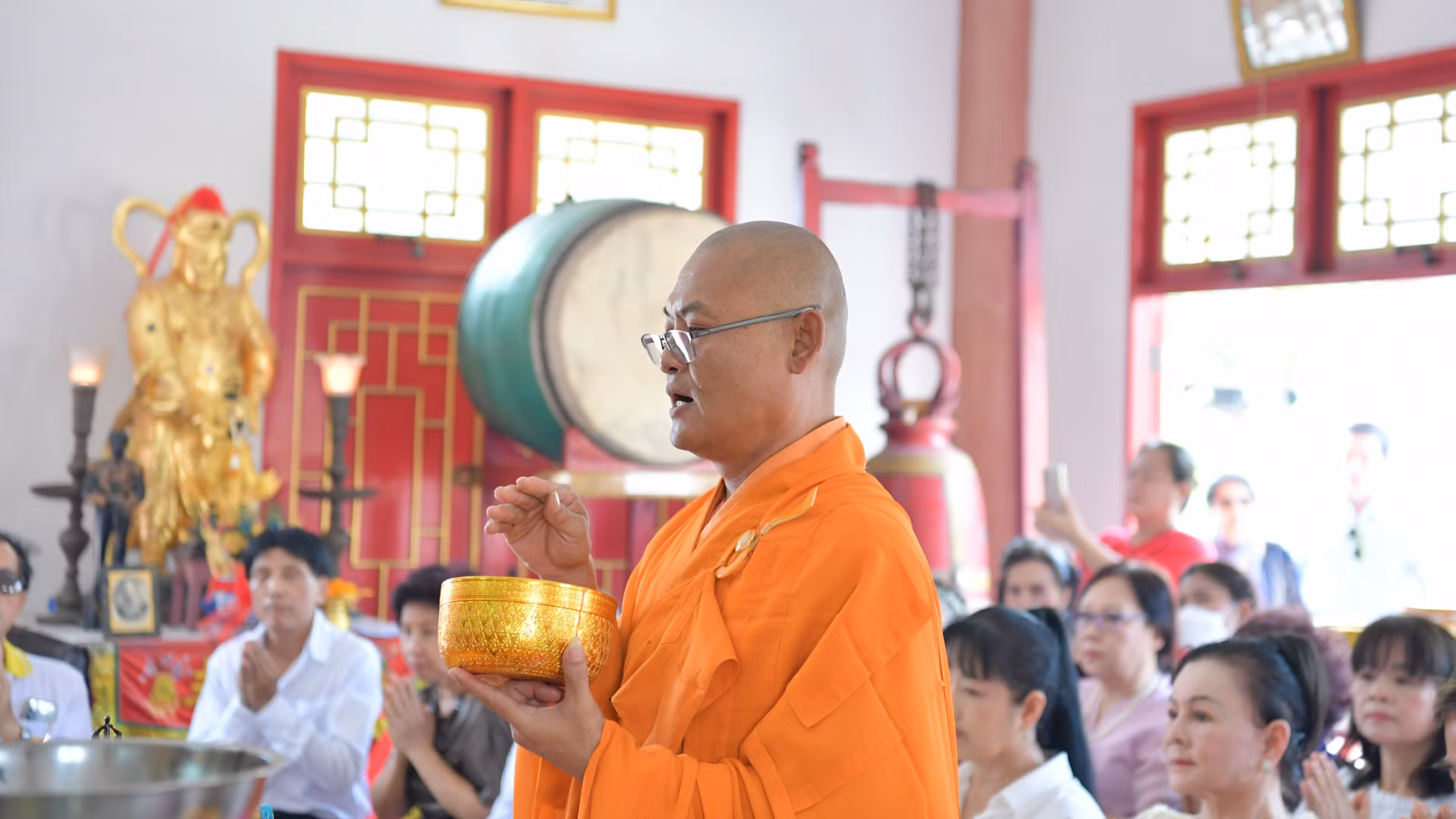 Dưới sự hướng dẫn của Sư thầy Ong Ta, đông đảo bà con kiều bào, người Việt Nam đang sinh sống, học tập tại Thái Lan đã cùng thành tâm tụng niệm cầu nguyện cho quốc thái, dân an, người người được ấm no, hạnh phúc trong năm mới.