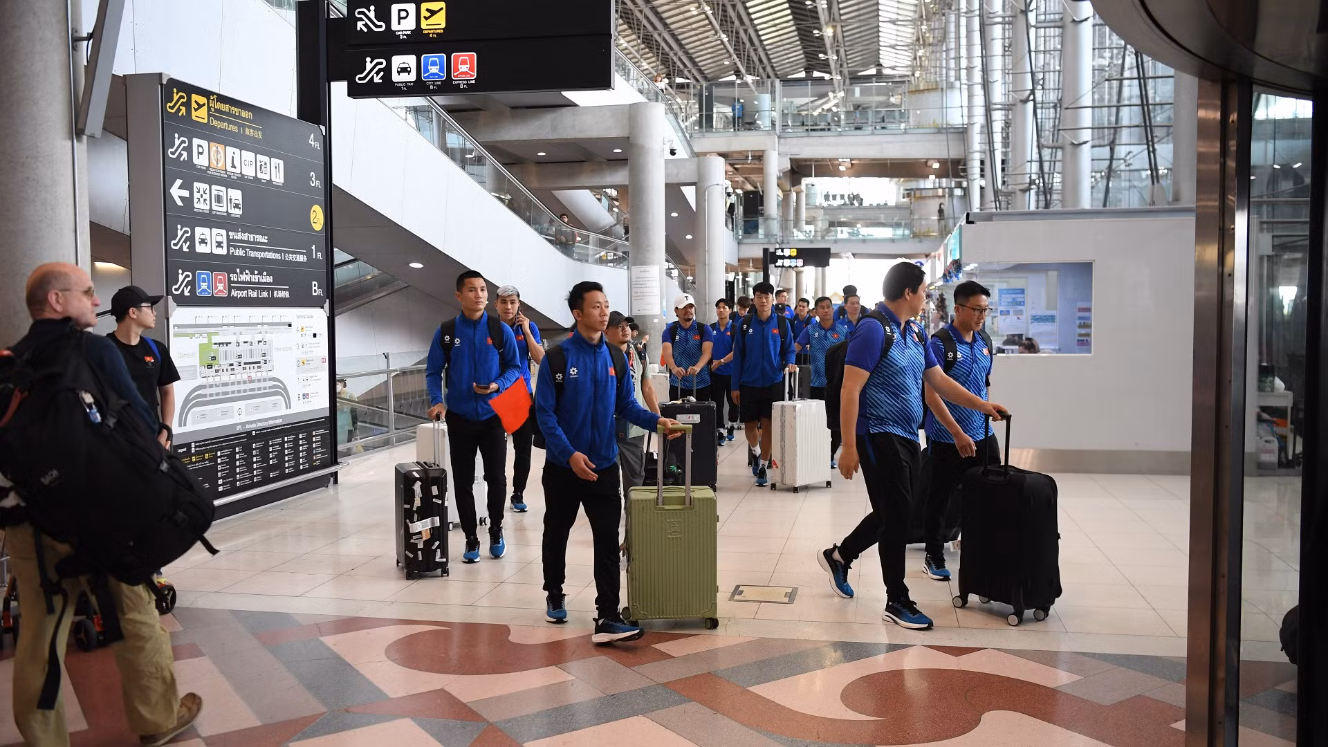 Sau khi máy bay hạ cánh, các thành viên của đoàn đã nhanh chóng hoàn thành thủ tục nhập cảnh, lấy hành lý, để về khách sạn. Sau khi máy bay hạ cánh, các thành viên của đoàn đã nhanh chóng hoàn thành thủ tục nhập cảnh, lấy hành lý, để về khách sạn.