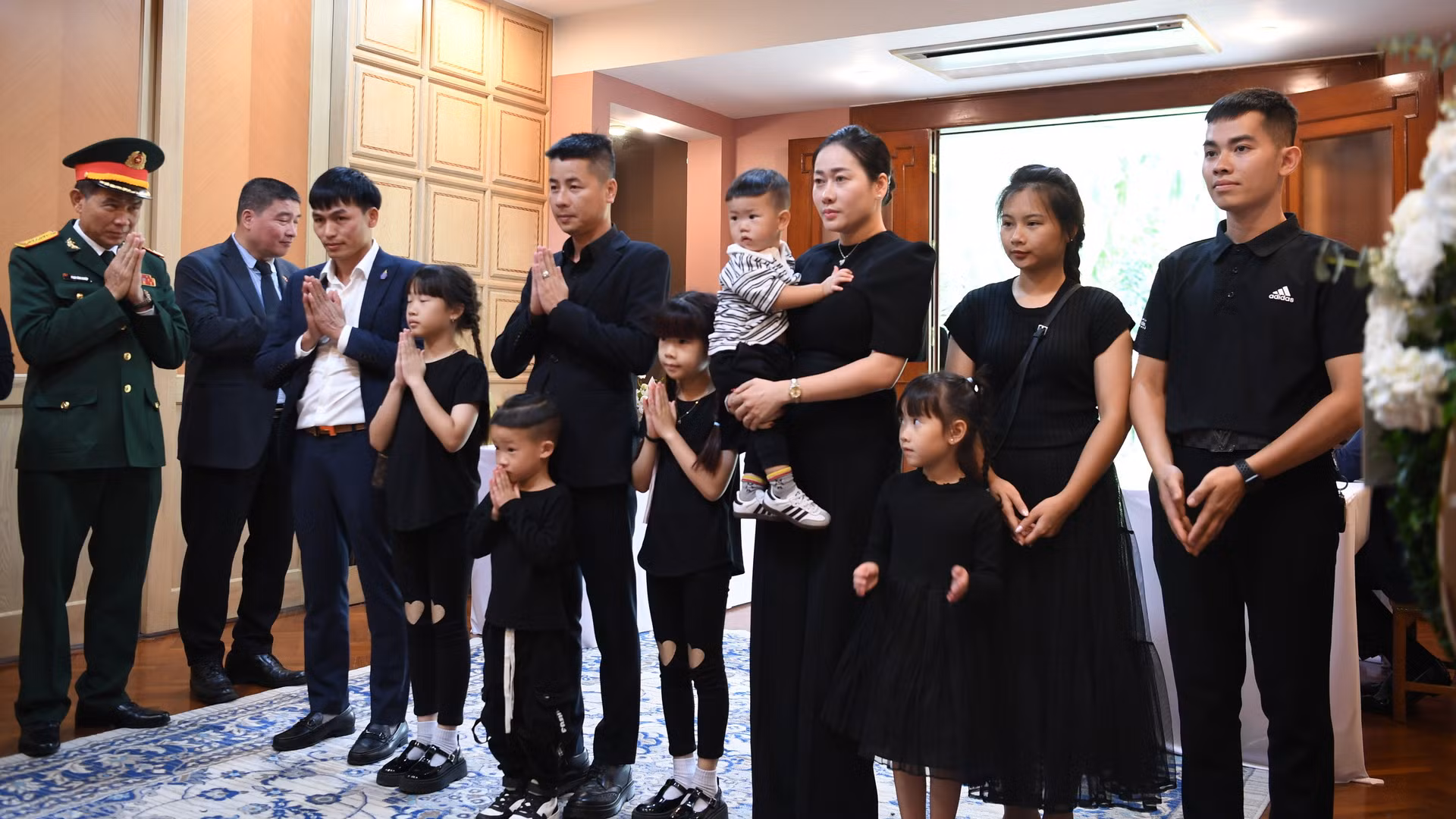 Cùng gia đình tới lễ viếng, doanh nhân trẻ Nguyễn Phi Hà giới thiệu với các con nhỏ của mình về Tổng Bí thư Nguyễn Phú Trọng, nhà lãnh đạo ưu tú, hết lòng vì nước, vì dân. Chia sẻ cảm xúc qua những dòng chữ trong sổ tang, anh Nguyễn Phi Hà viết: "Chúng cháu xin gửi lời chia buồn chân thành nhất đến với gia đình Tổng Bí thư Nguyễn Phú Trọng và mong rằng gia đình sẽ tìm thấy sự an ủi trong những kỷ niệm và di sản bác đã để lại. Tổng Bí thư Nguyễn Phú Trọng sẽ mãi sống trong lòng chúng cháu, là nguồn động viên và khích lệ lớn lao trong hành trình xây dựng và bảo vệ Tổ quốc". Cùng gia đình tới lễ viếng, doanh nhân trẻ Nguyễn Phi Hà giới thiệu với các con nhỏ của mình về Tổng Bí thư Nguyễn Phú Trọng, nhà lãnh đạo ưu tú, hết lòng vì nước, vì dân. Chia sẻ cảm xúc qua những dòng chữ trong sổ tang, anh Nguyễn Phi Hà viết: "Chúng cháu xin gửi lời chia buồn chân thành nhất đến với gia đình Tổng Bí thư Nguyễn Phú Trọng và mong rằng gia đình sẽ tìm thấy sự an ủi trong những kỷ niệm và di sản bác đã để lại. Tổng Bí thư Nguyễn Phú Trọng sẽ mãi sống trong lòng chúng cháu, là nguồn động viên và khích lệ lớn lao trong hành trình xây dựng và bảo vệ Tổ quốc".