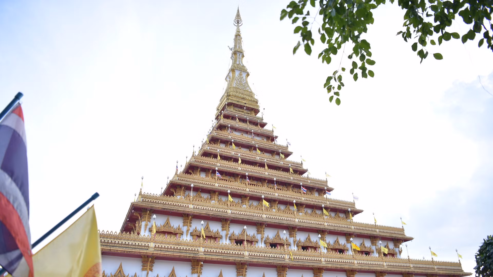 Bảo tháp Phra Mahathat Kaen Nakhon được xây dựng nhân lễ kỷ niệm 50 năm lên ngôi của Vua Rama IX và 200 năm thành lập thành phố Khon Kaen. Bảo tháp có chiều dài mỗi cạnh 50m, với 9 tầng tháp có diện tích nhỏ dần. Tổng chiều cao của bảo tháp là 89m. Công trình được khởi công vào năm 1990 và khánh thành vào năm 1996.