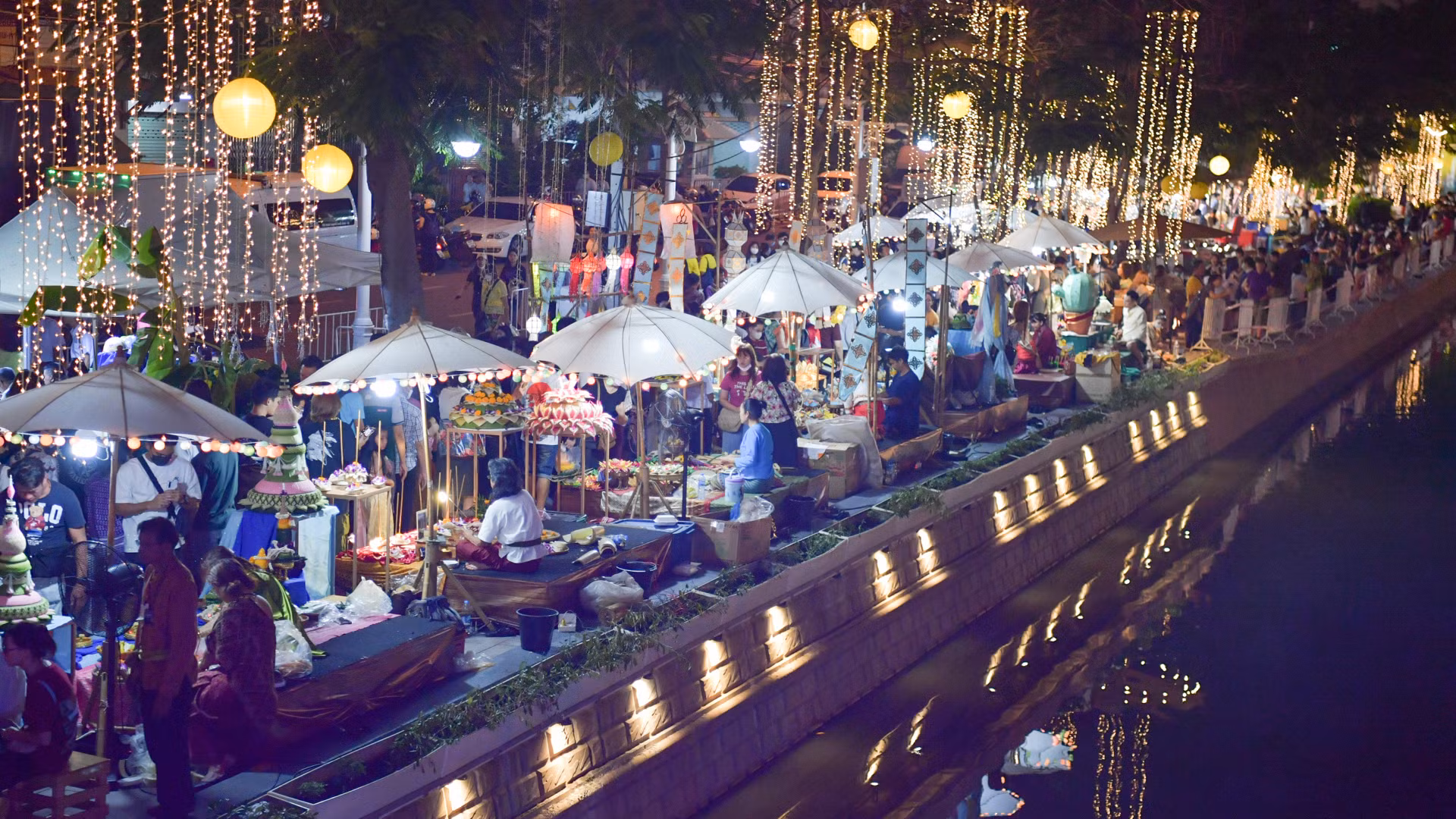 Nhiều hoạt động kỷ niệm Loy Krathong được tổ chức khắp các tỉnh thành của Thái Lan trong nhiều ngày qua. Lễ hội chính diễn ra hôm nay, ngày rằm tháng 12 theo Phật lịch của Thái Lan, ngày 27/11 dương lịch. Nhiều hoạt động kỷ niệm Loy Krathong được tổ chức khắp các tỉnh thành của Thái Lan trong nhiều ngày qua. Lễ hội chính diễn ra hôm nay, ngày rằm tháng 12 theo Phật lịch của Thái Lan, ngày 27/11 dương lịch.