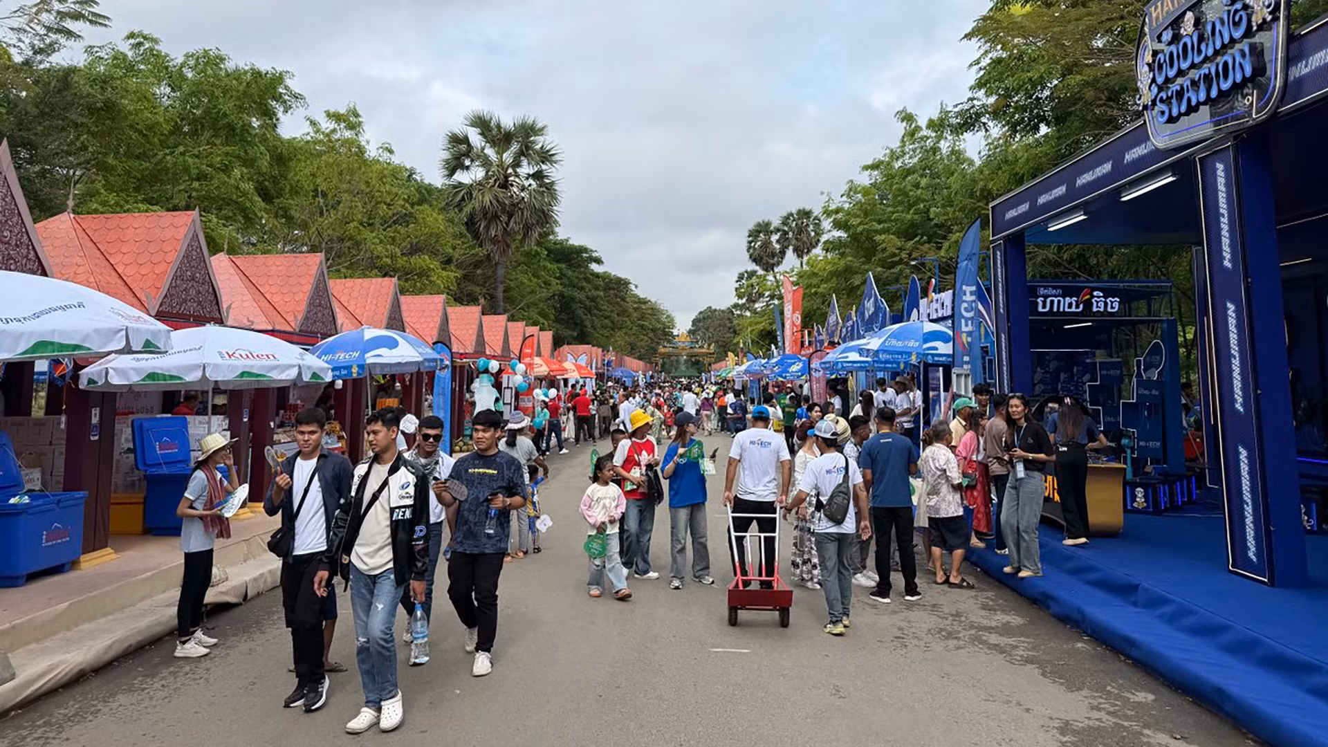 Người dân Campuchia và du khách đổ về khu vực Angkor Wat để đón Năm mới.