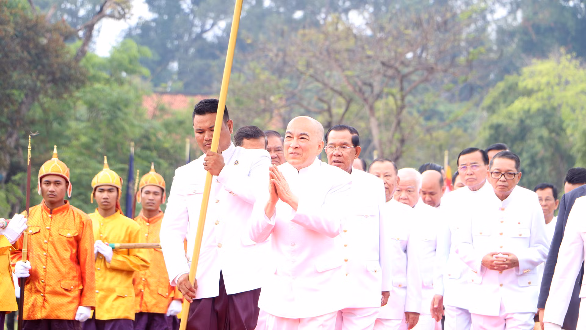 Quốc vương Norodom Sihamoni chủ trì lễ cầu an nhân dịp Năm mới cổ truyền của Campuchia.