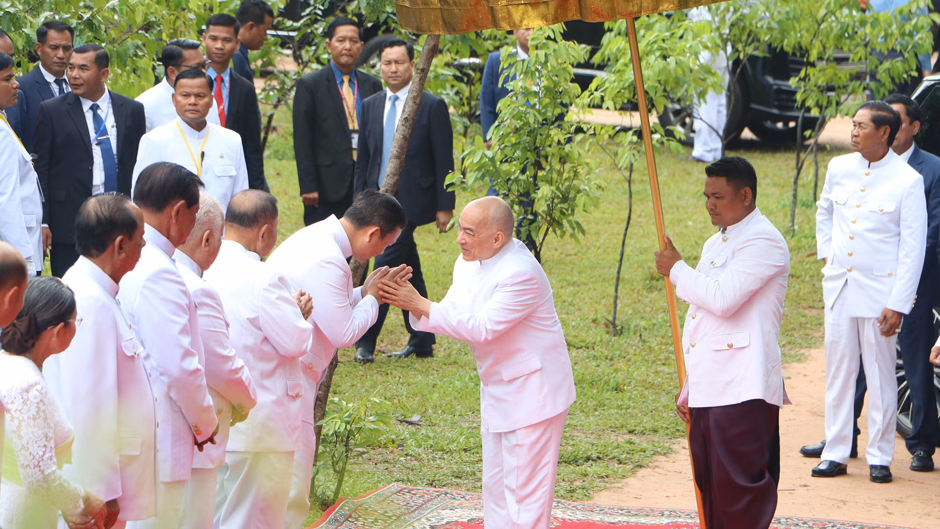 Thủ tướng Chính phủ Hoàng gia Campuchia Samdech Moha Borvor Thipadei Hun Manet cung kính đón Quốc vương Norodom Sihamoni.