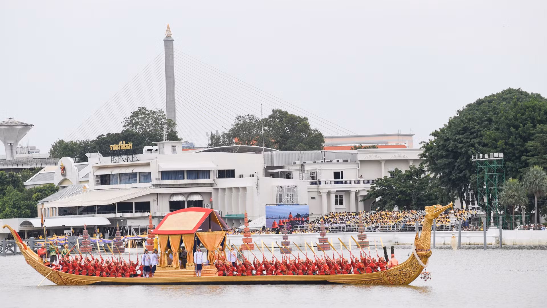 Thuyền Suphannanhong (Thiên nga vàng) chở Vua Rama X được chạm khắc theo hình dáng một con thiên nga. Thuyền Suphannanphong đầu tiên được dựng từ thời kỳ Ayuthaya. Bản hiện nay được dựng dưới thời Vua Rama V và hoàn thành dưới thời vua Rama VI vào năm 1911.