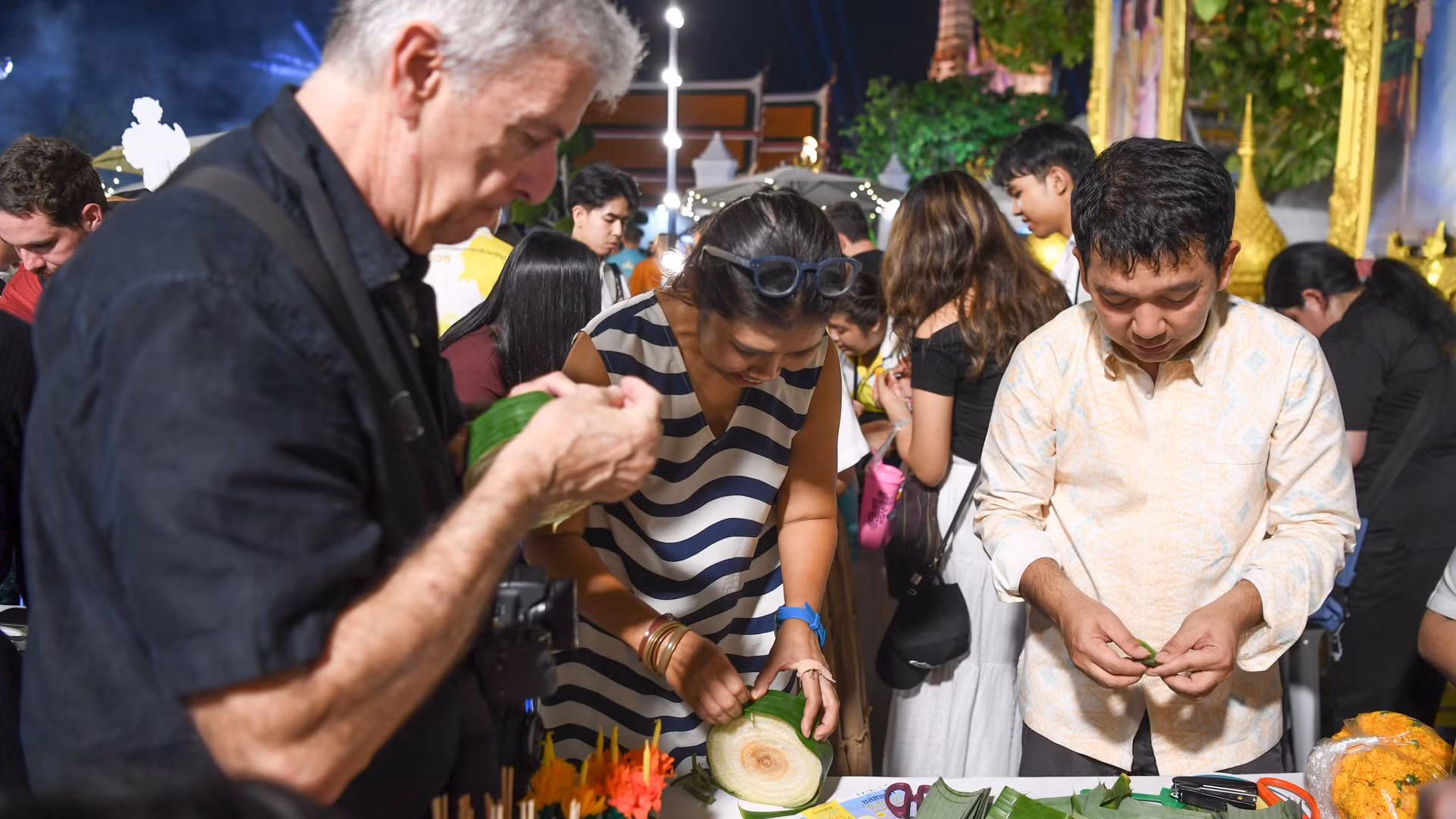 Du khách học làm Krathong từ thân cây chuối, lá chuối và các loại hoa. Du khách học làm Krathong từ thân cây chuối, lá chuối và các loại hoa.