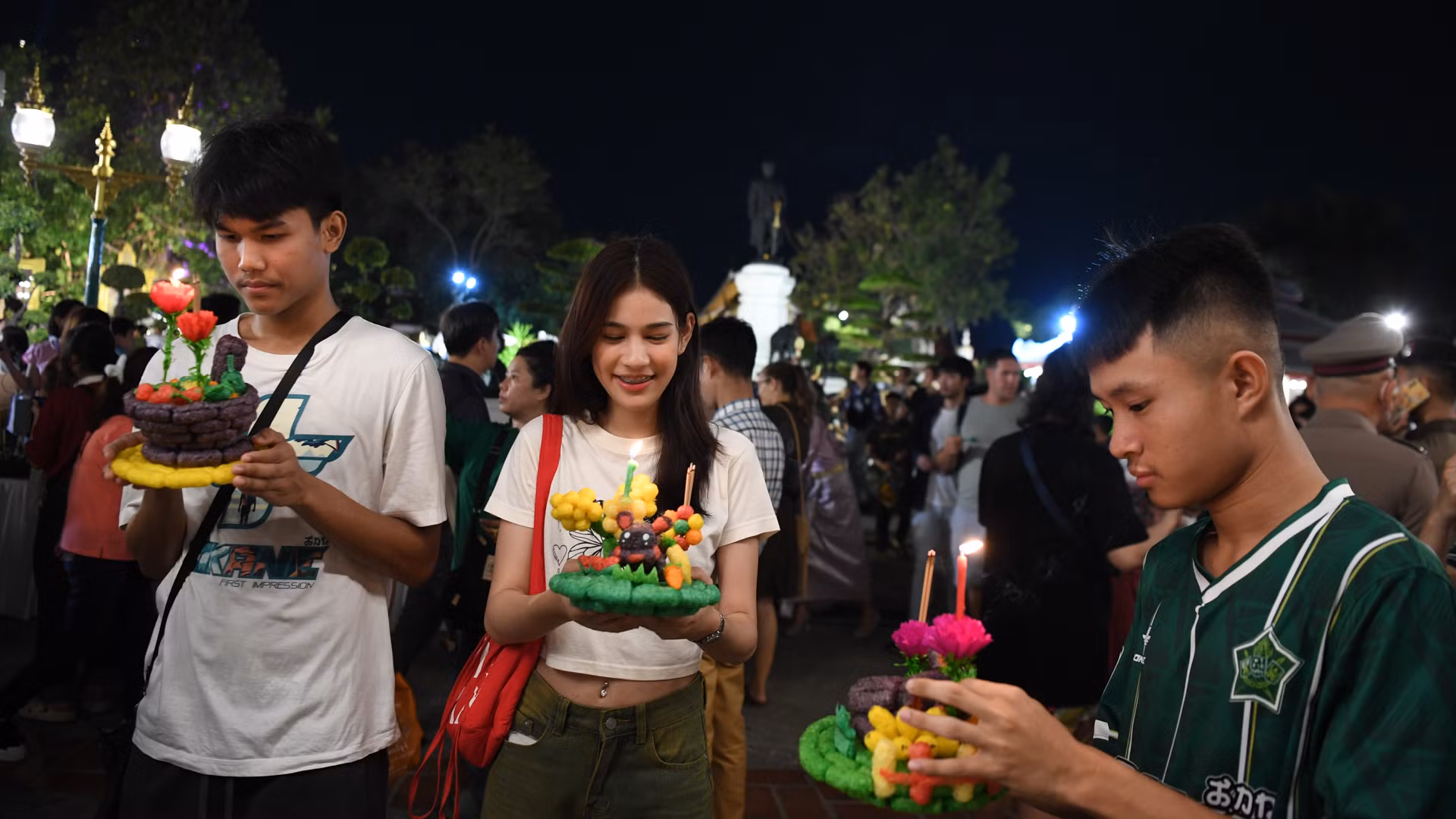 Các bạn trẻ cầm trong tay những chiếc bè “Krathong” được làm bằng bột gạo, dễ tan trong nước, thân thiện với môi trường. Các bạn trẻ cầm trong tay những chiếc bè “Krathong” được làm bằng bột gạo, dễ tan trong nước, thân thiện với môi trường.
