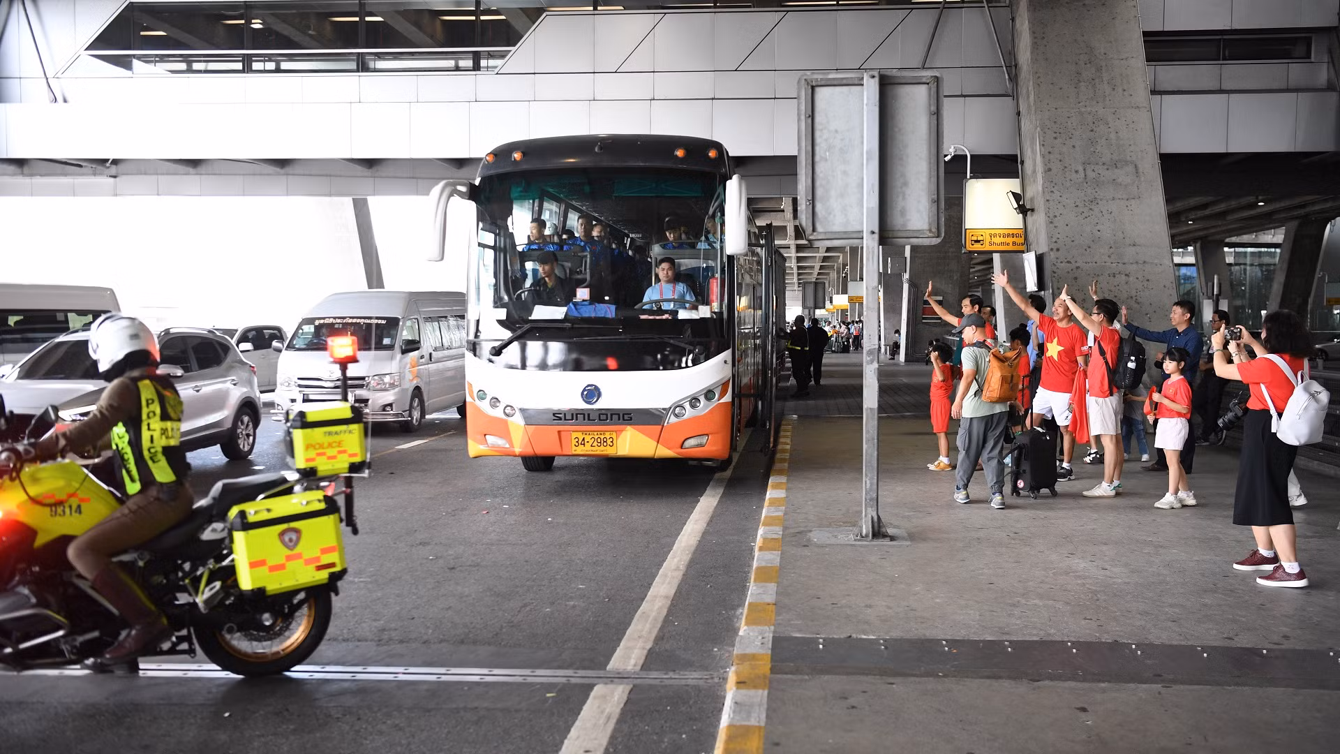 Các cổ động viên nán lại vẫy tay chào tạm biệt cho tới khi xe chở các cầu thủ của đội tuyển Việt Nam rời đi. Các cổ động viên nán lại vẫy tay chào tạm biệt cho tới khi xe chở các cầu thủ của đội tuyển Việt Nam rời đi.