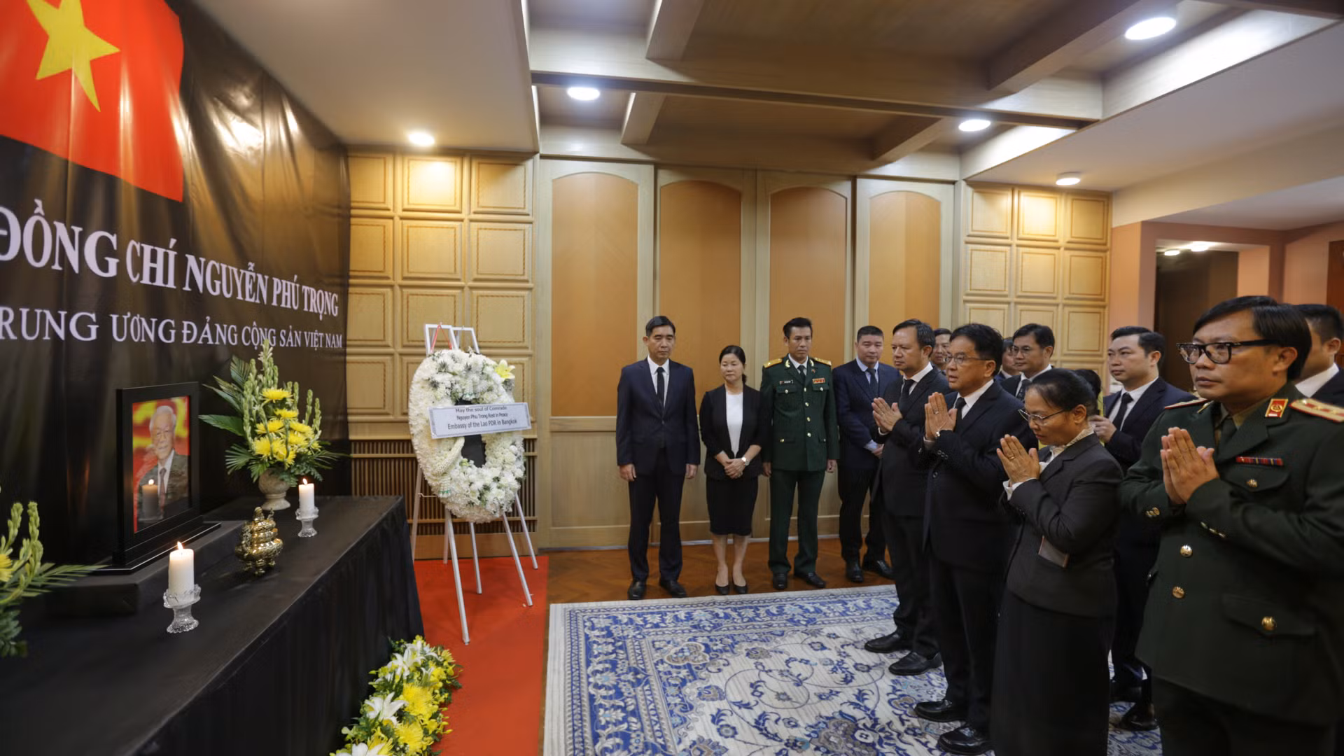 Đoàn Đại sứ quán Lào tại Thái Lan do Đại sứ Khamphan Anlanvan dẫn đầu viếng Tổng Bí thư Nguyễn Phú Trọng. (Ảnh: ĐINH TRƯỜNG)