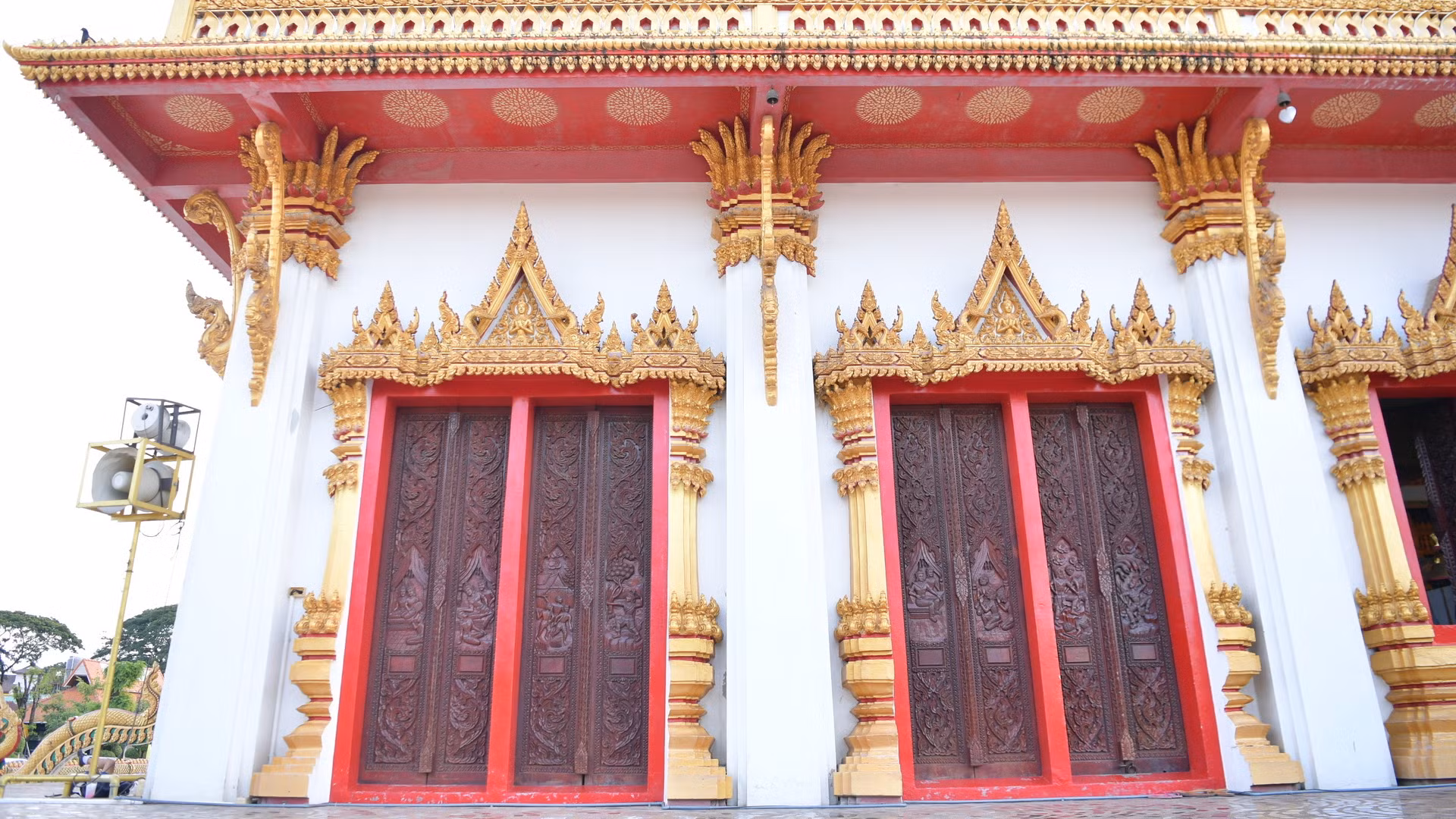 Wat Nong Wang ra đời năm 1789, là một trong những công trình kiến trúc Phật giáo đầu tiên của Khon Kaen. Hiện có khoảng 55 tu sĩ cùng hơn 200 phật tử sinh sống tại đây.