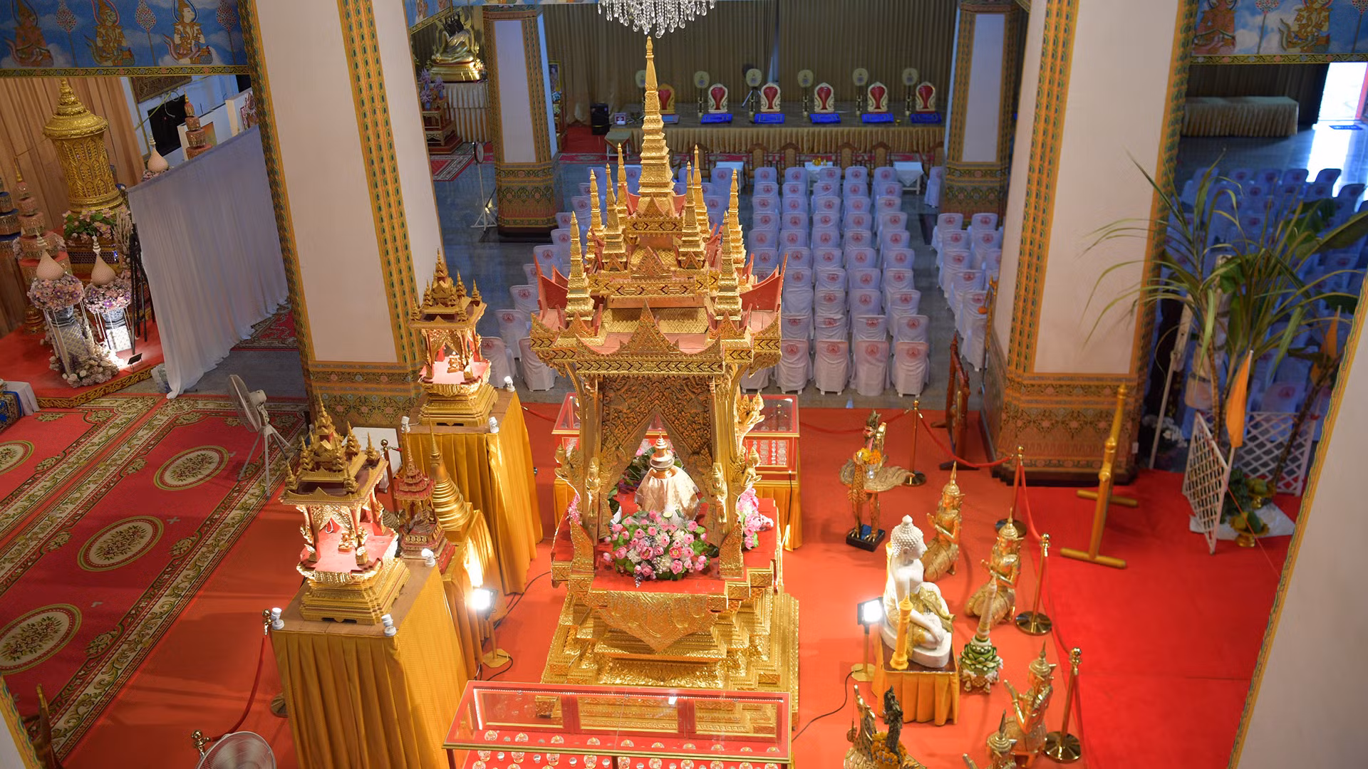 Trung tâm hoạt động chính của ngôi chùa nằm ở tầng trệt của bảo tháp, nơi có xá lợi Phật được đặt bên trong một tháp nhỏ có chín mái.