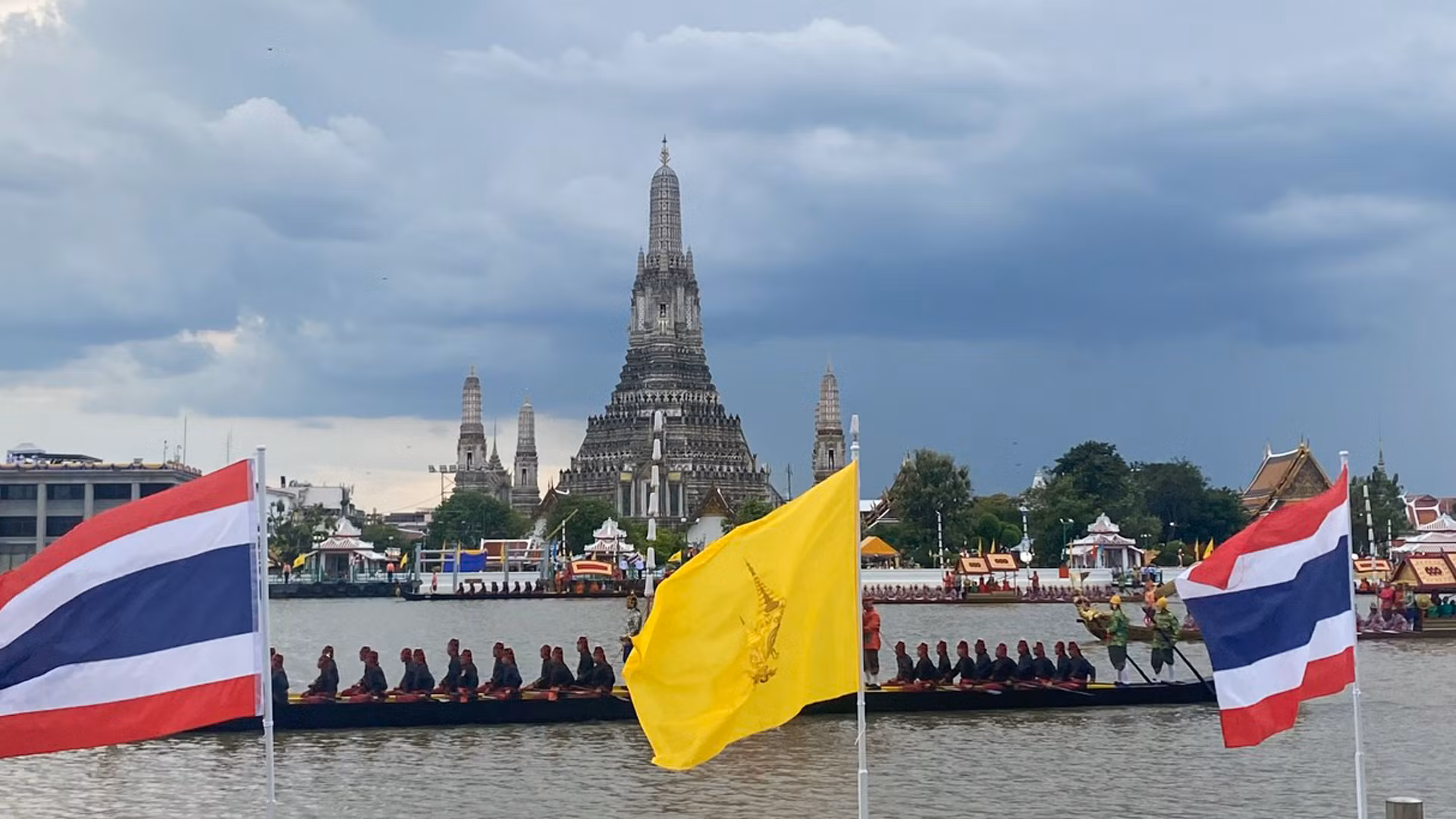 Điểm đến cuối cùng là Wat Arun, hay Chùa Bình minh, nơi Vua Rama X và Hoàng hậu trao áo cà sa cho các nhà sư.