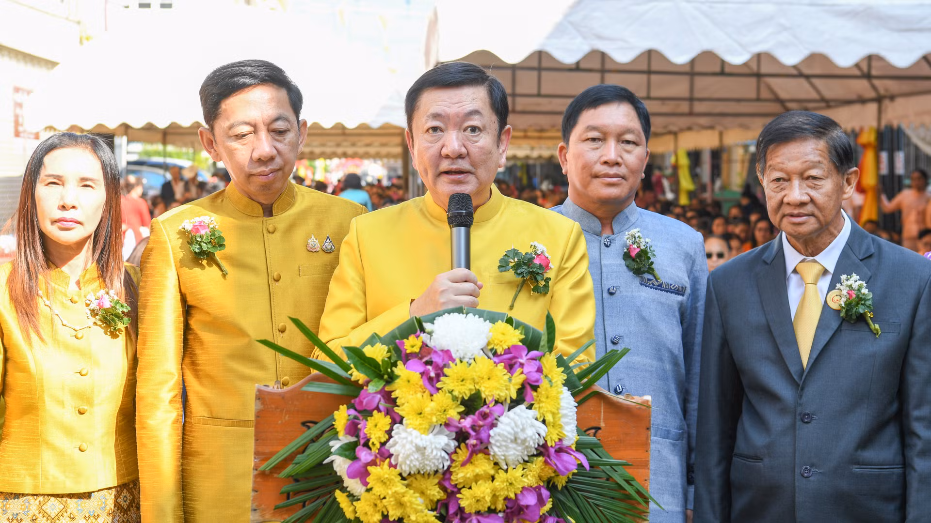 Thị trưởng thành phố Nakhon Phanom Nivat Cheaviriyabunya (giữa). Thị trưởng thành phố Nakhon Phanom Nivat Cheaviriyabunya (giữa).