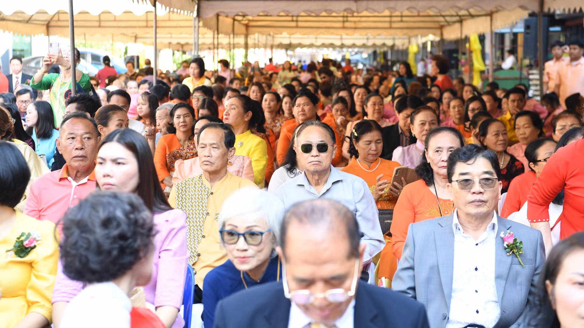 Khoảng 1.000 kiều bào các tỉnh, thành của Thái Lan tham dự. Khoảng 1.000 kiều bào các tỉnh, thành của Thái Lan tham dự.