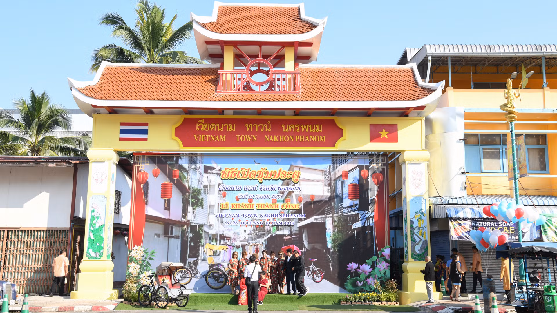 Cổng Phố văn hóa Thái Lan-Việt Nam nằm trên một trong những tuyến đường lớn nhất của Nakhon Phanom. Cổng Phố văn hóa Thái Lan-Việt Nam nằm trên một trong những tuyến đường lớn nhất của Nakhon Phanom.