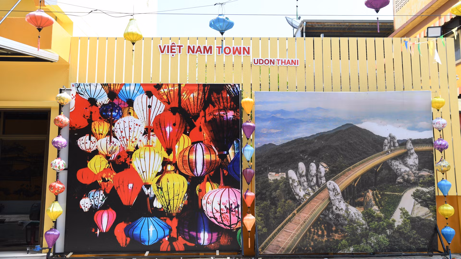 Điểm check-in được làm mới lại để đón khách nhân kỷ niệm 1 năm Vietnam Town ra đời.